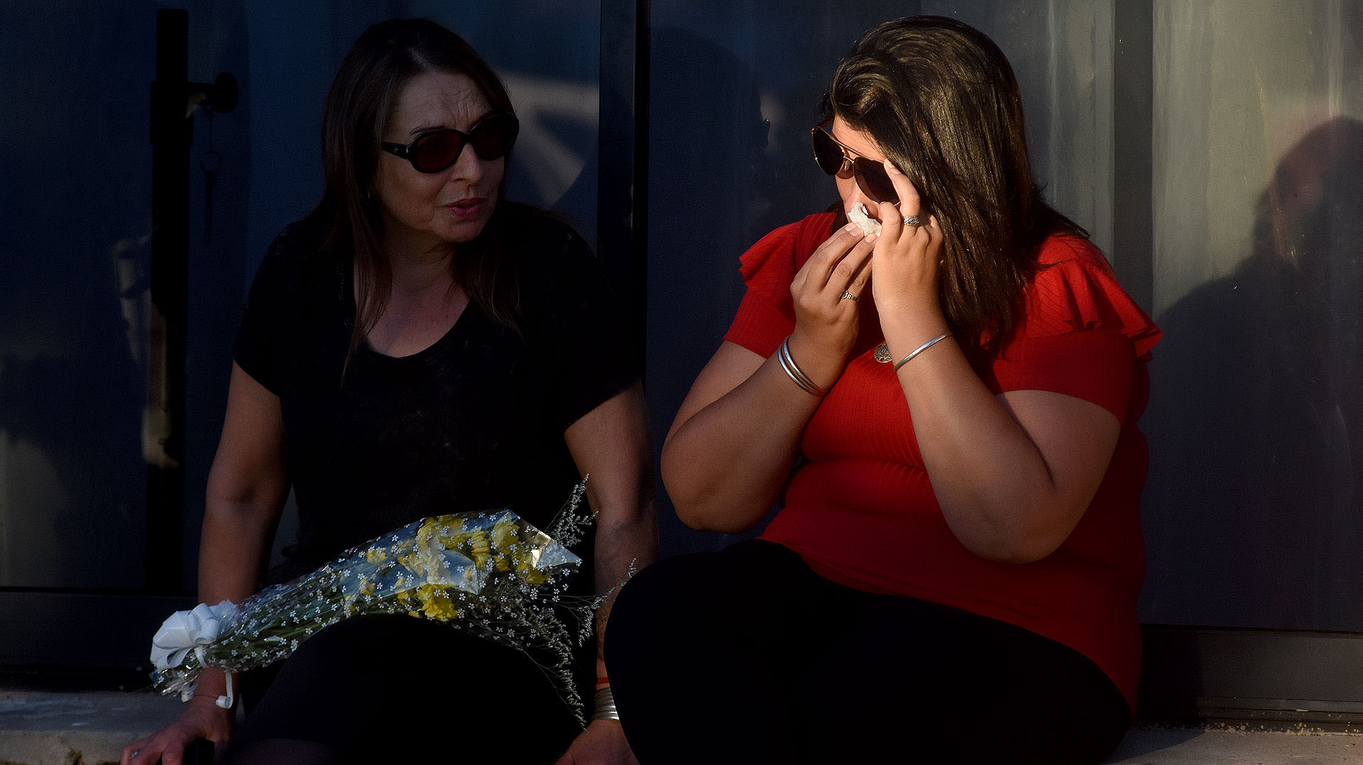 Lucía se seca las lágrimas mientras su amiga le sostiene el ramo de flores que le dejó a Emiliano Sala (Nicolás Stulberg)