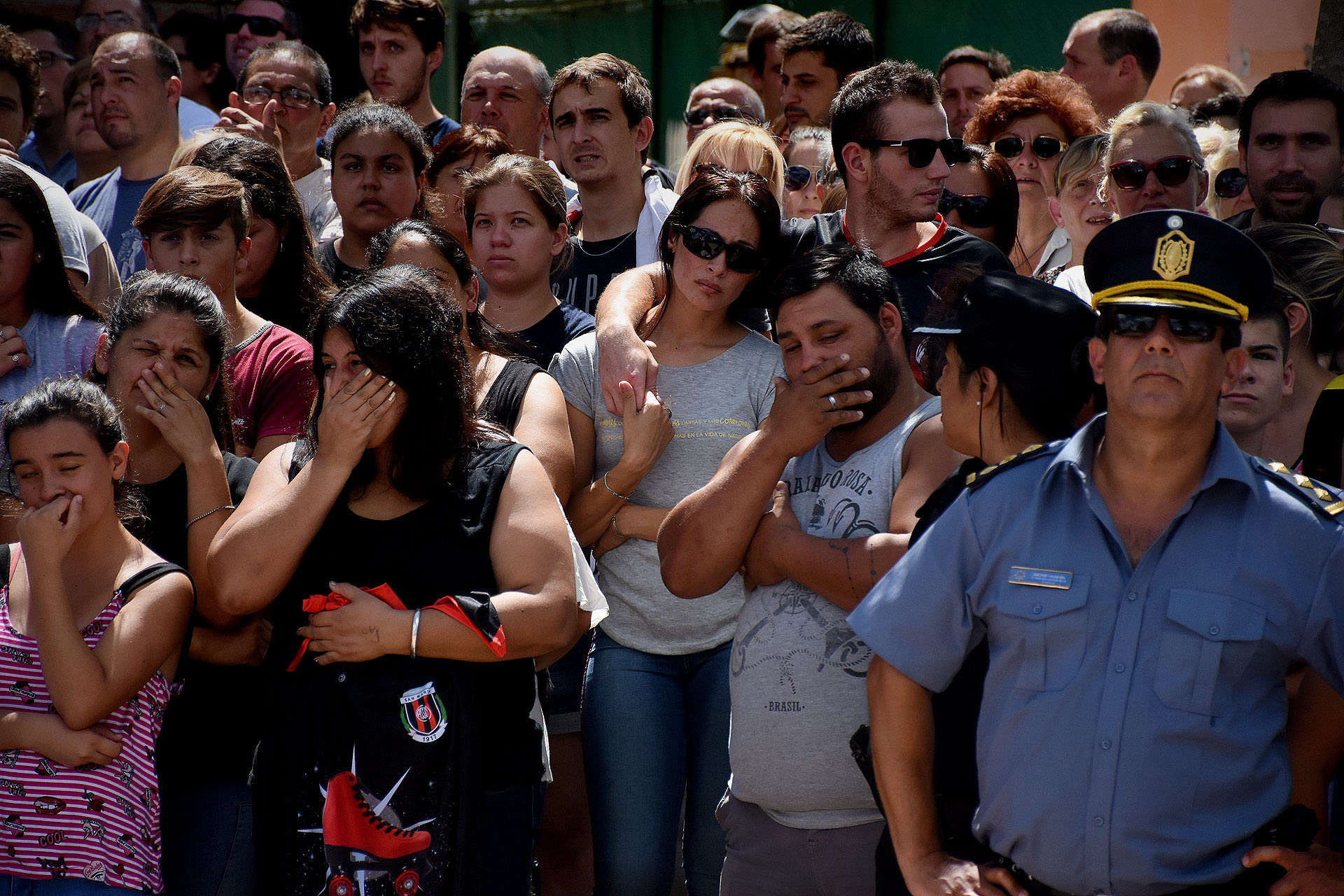 Los ciudadanos de Progreso apenados en la puerta del club