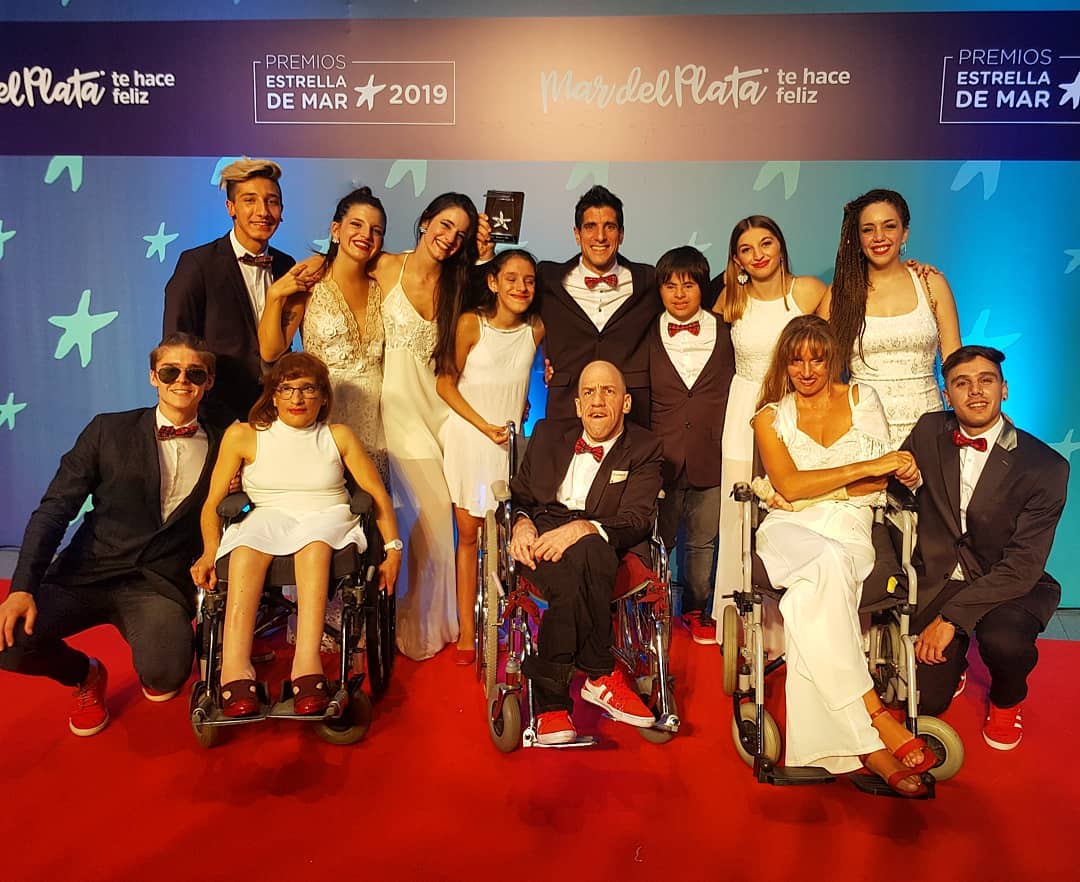 El elenco de Hermosamente Diferentes tras recibir el premio Estrella de Mar
