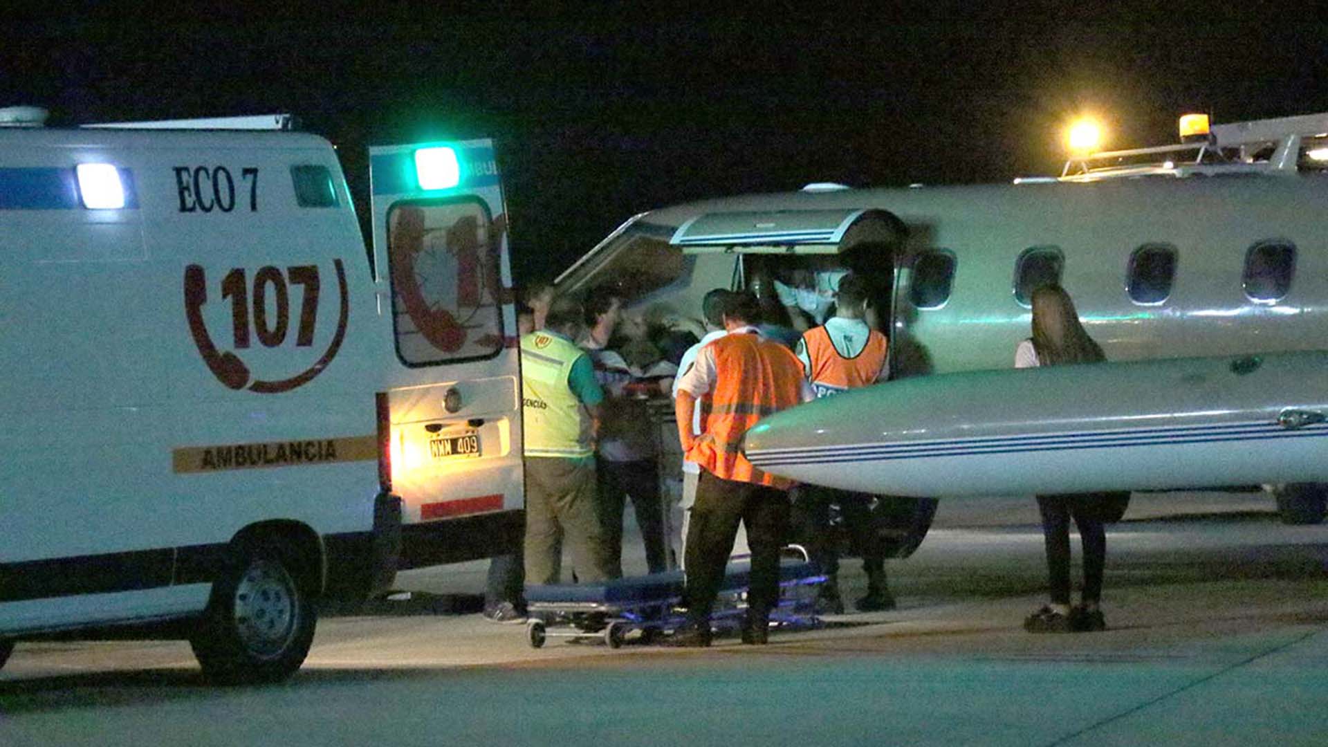El momento de la llegada del avión sanitario que trasladó a Maximiliano Conca (Télam)