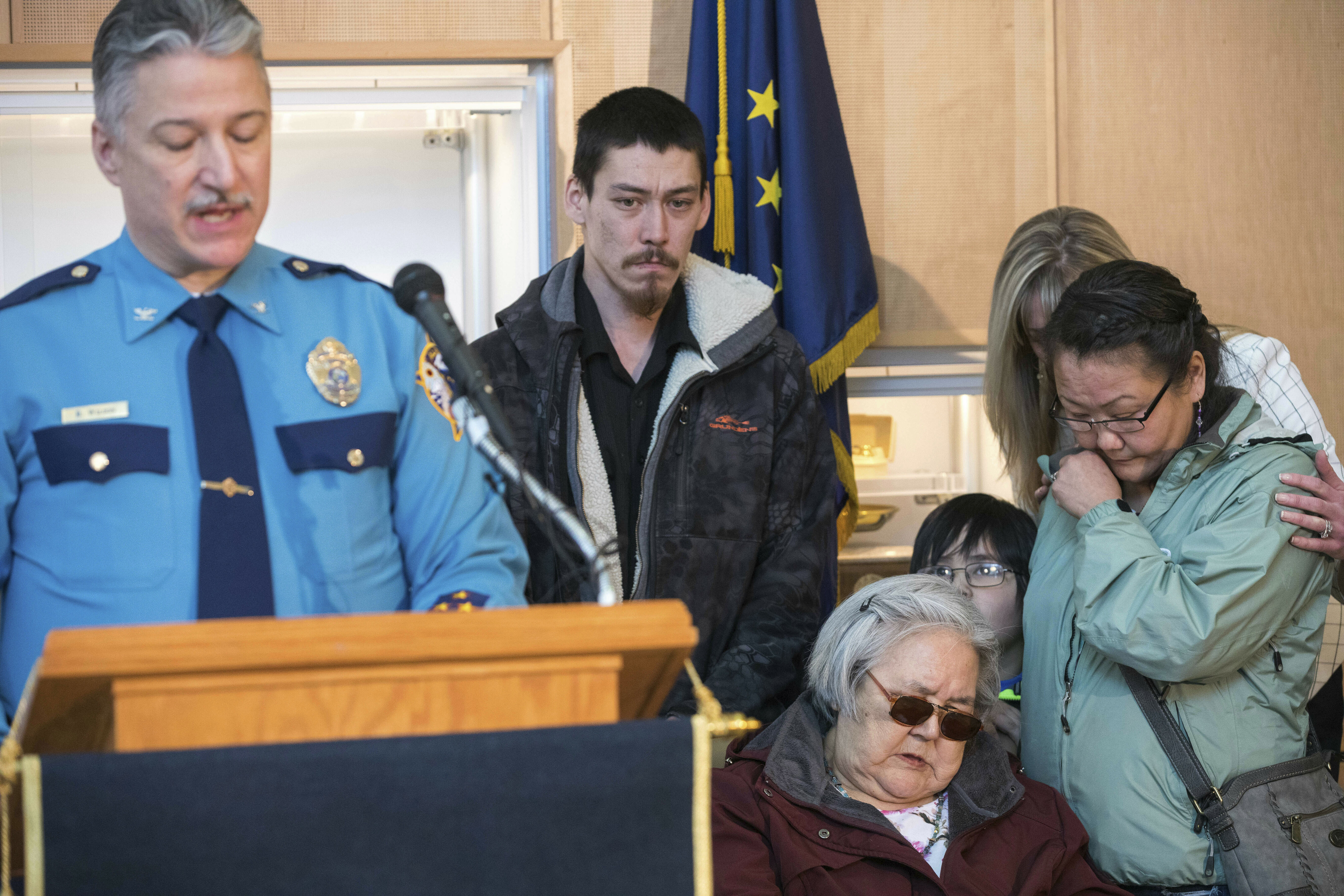 La familia de Sophie, presente en la conferencia de prensa en la que se anunció el arresto de Steven Downs (foto: Loren Holmes/Anchorage Daily News via AP)