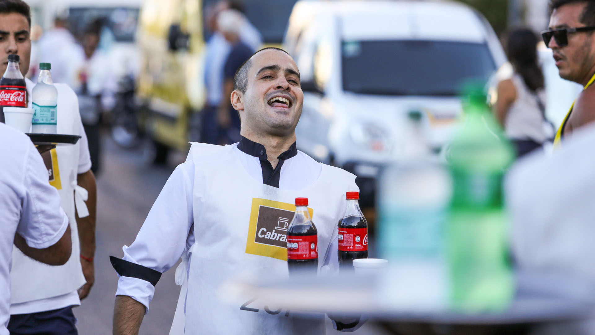 Uno de los competidores hace malabares para que no se le cayeran las botellas al apurar la caminata