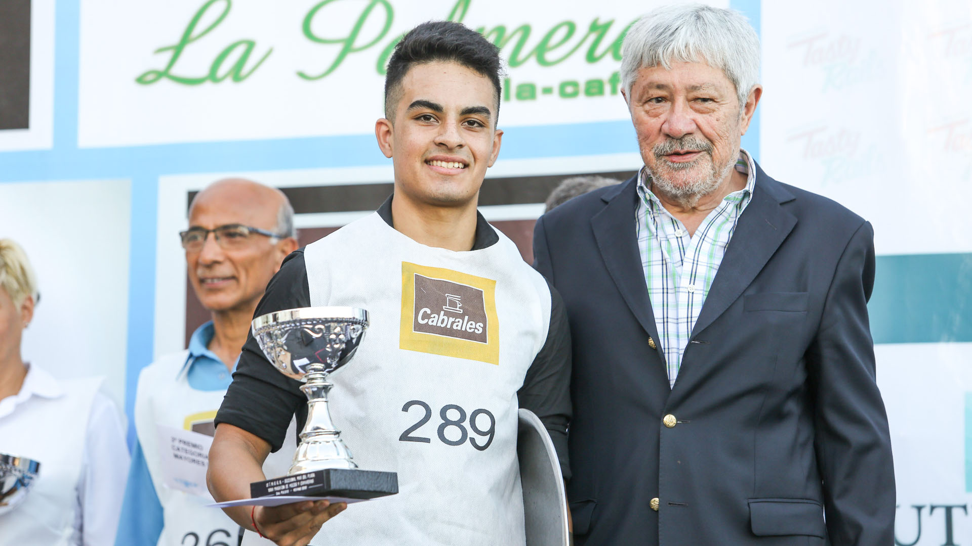 Dante Camaño, titular de los trabajadores gastronómicos porteños, junto a uno de los ganadores