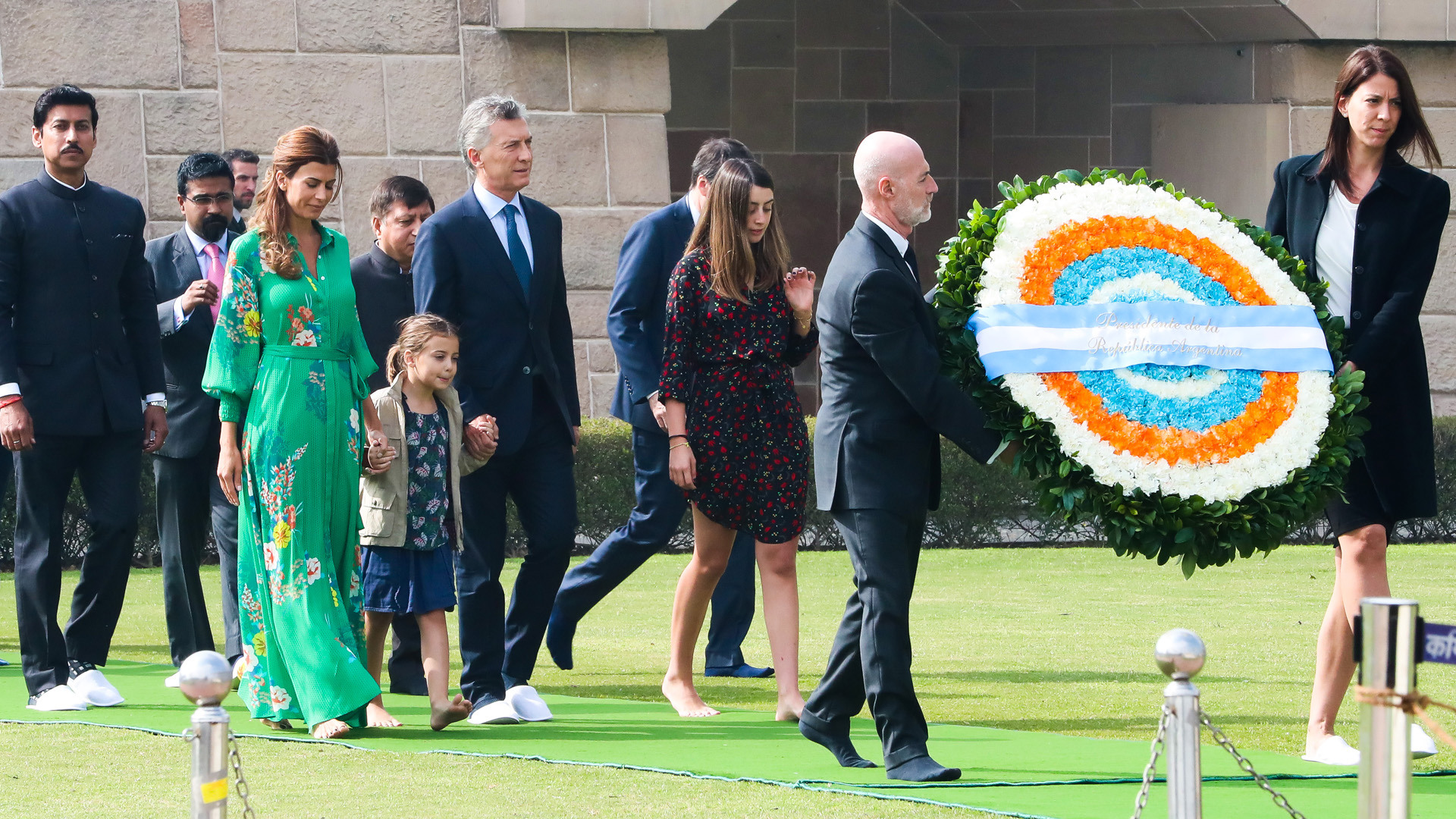 Macri colocó una ofrenda floral en el Memorial Mahatma Gandhi junto a Juliana Awada, Antonia y Valentina