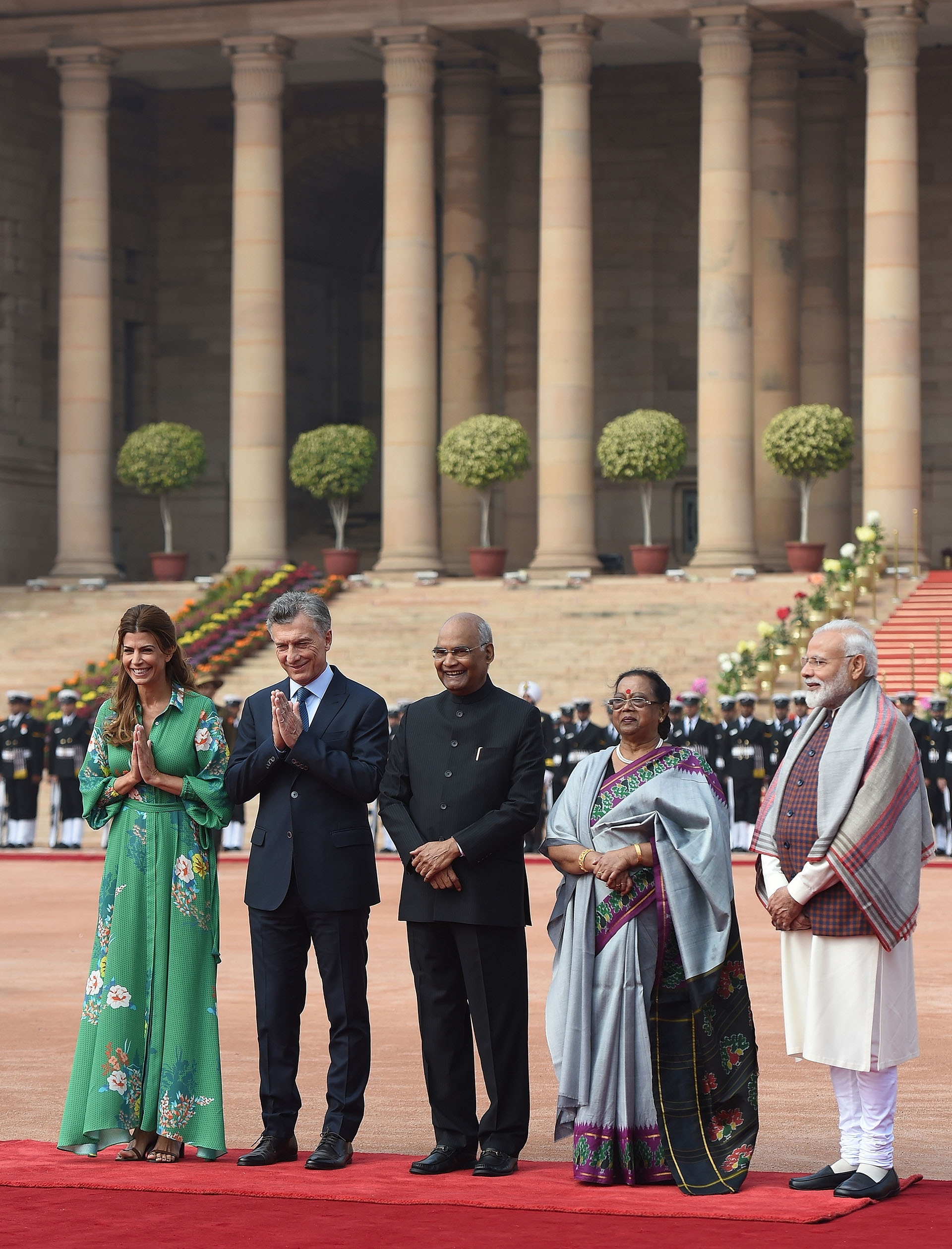 Saludo protocolar en el palacio presidencial de Nueva Delhi