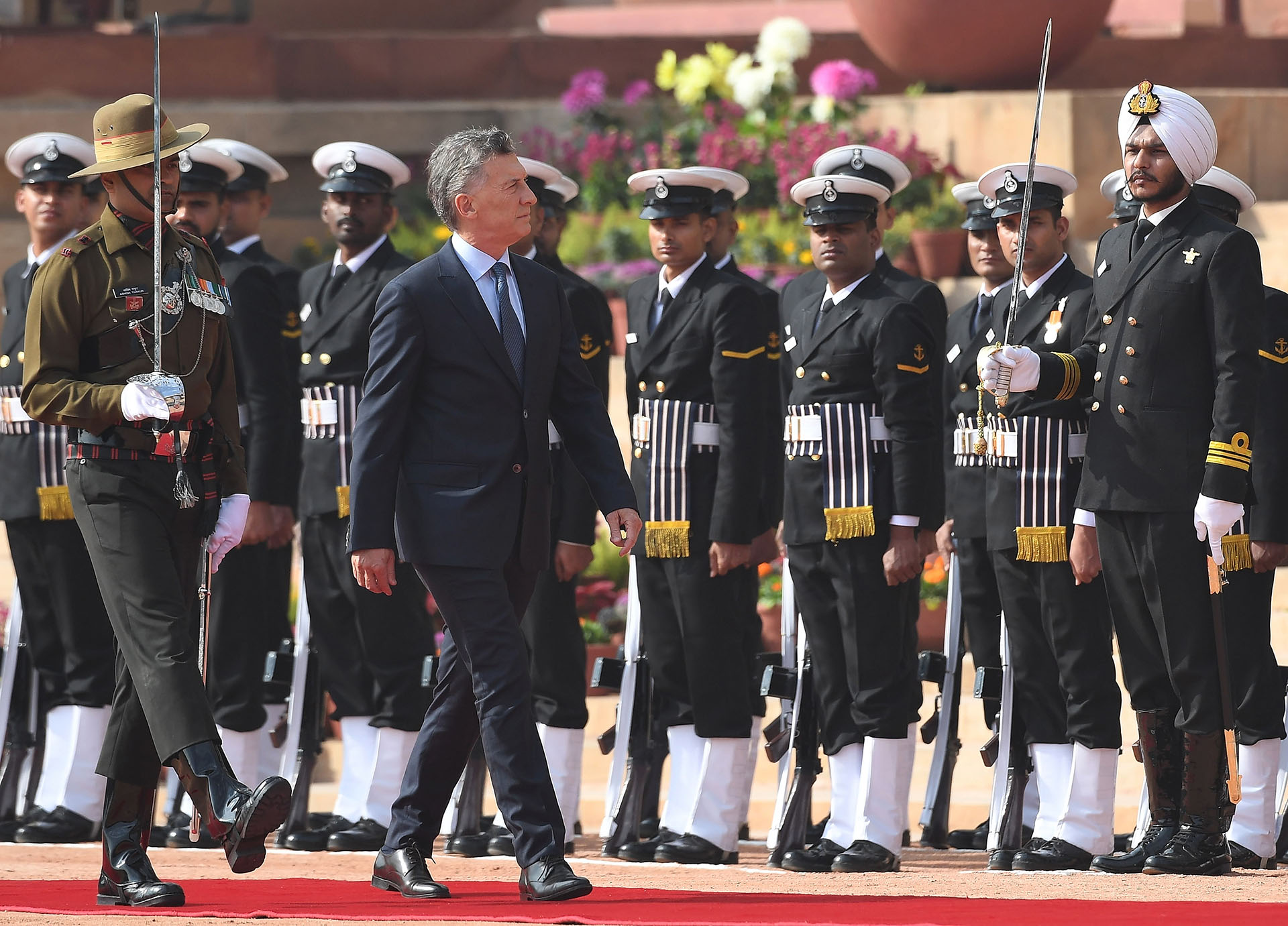 Mauricio Macri es recibido por la guardia de honor en el Palacio Presidencial