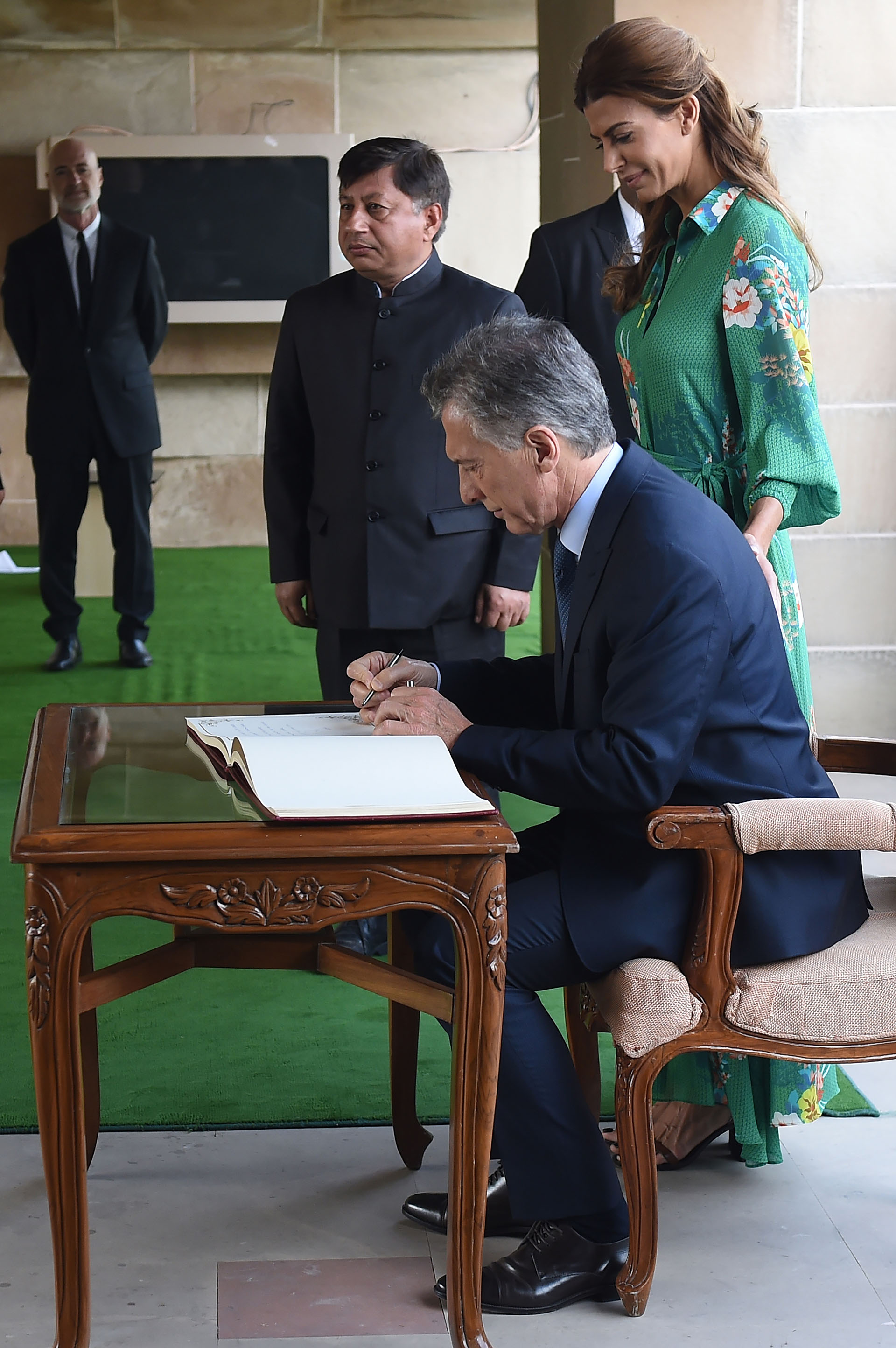 Macri firma el libro de visitas en el Palacio Presidencial