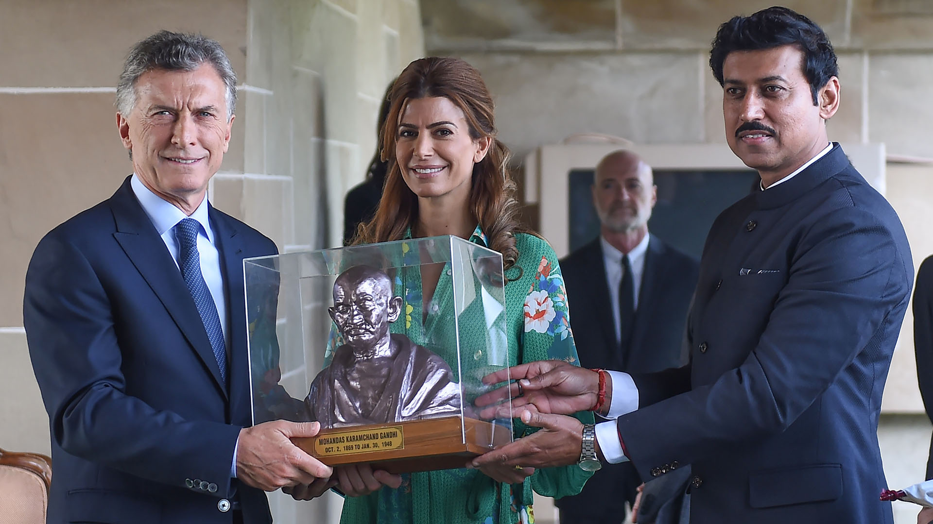 El Presidente reciben un busto de Mahatama Gandhi (Foto: Money SHARMA / AFP)