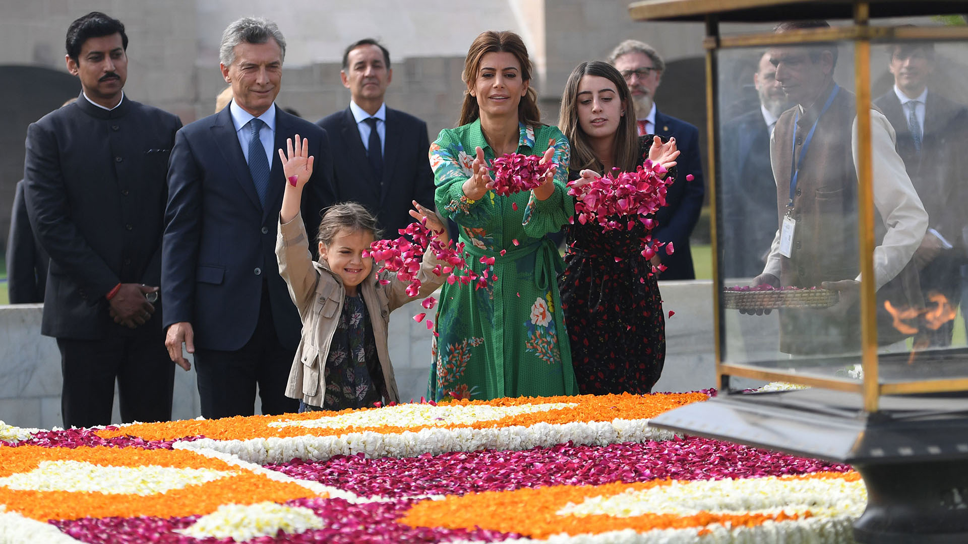 Mauricio Macri y Juliana Awada -junto a sus hijas- durante un tributo a Mahatama Gandhi