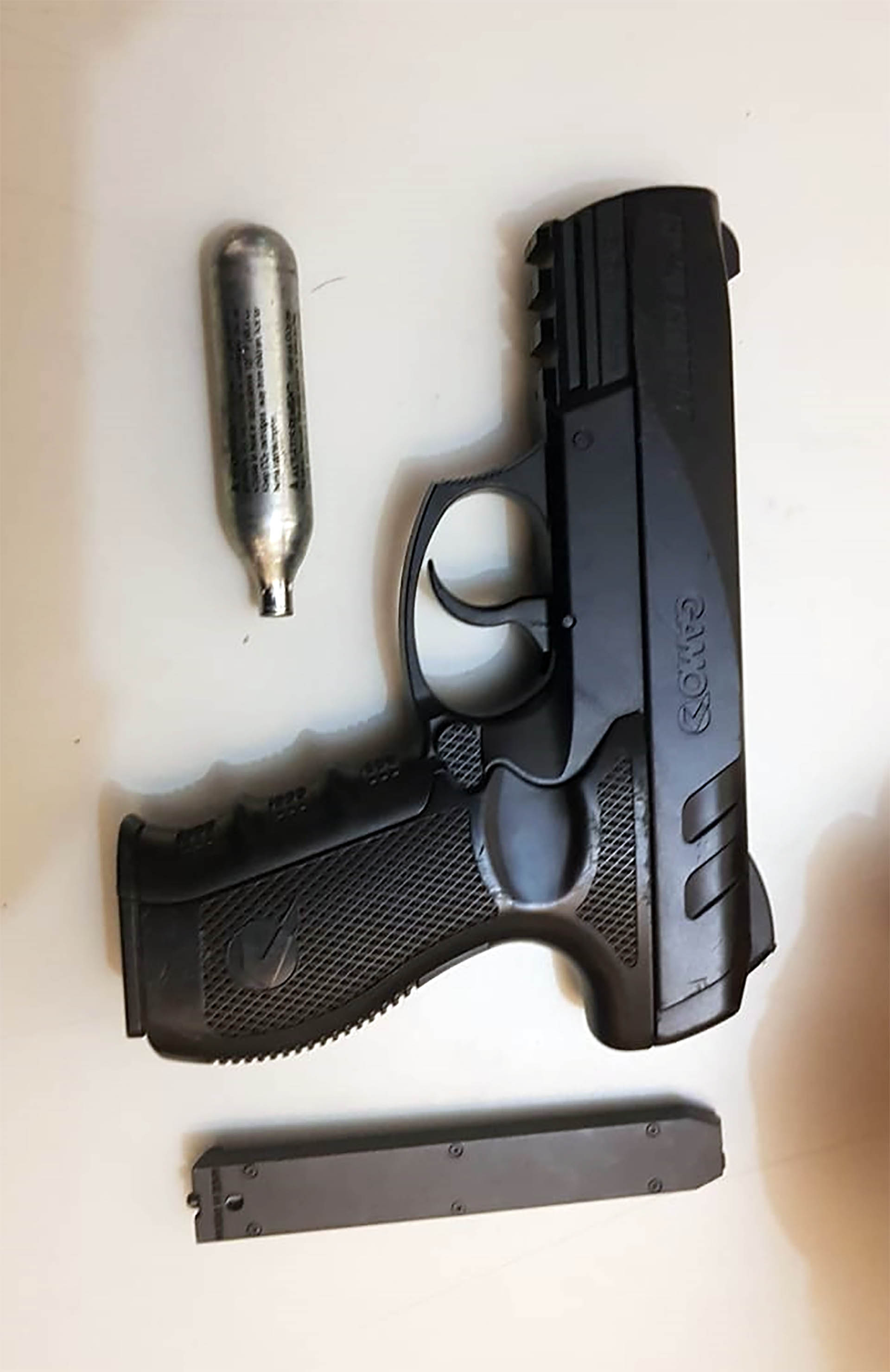 Pistola de aire comprimido con tanque de Co2 incautada a Casermeiro y Laje, similar a la que se describe en el robo de Munro