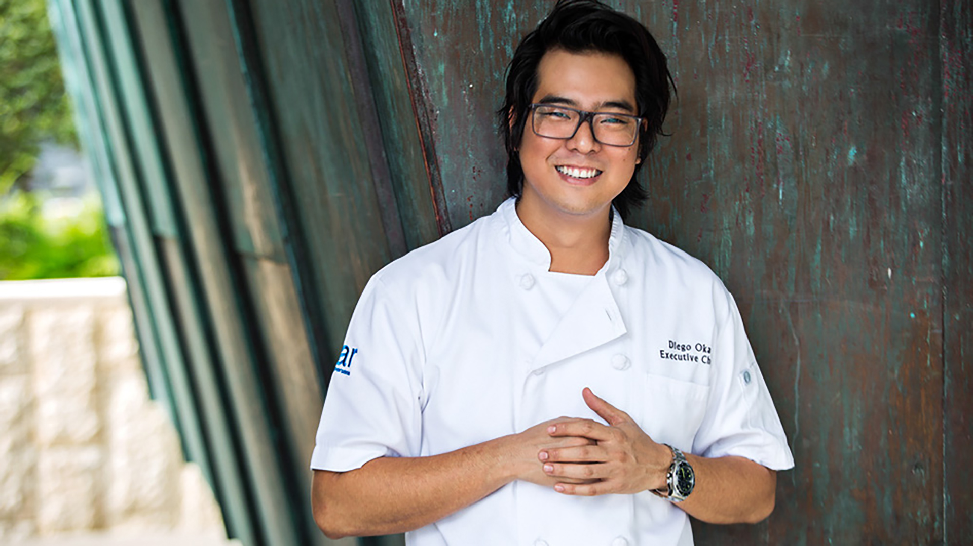 El chef Diego Oka, Chef Ejecutivo en La Mar de Gaston Acurio para Mandarin Oriental, celebra los sabores auténticos y diversos de la gastronomía peruana, que van desde la cocina novo-andina de alto nivel hasta la fusión asiático-peruana y el tradicional ceviche de mariscos