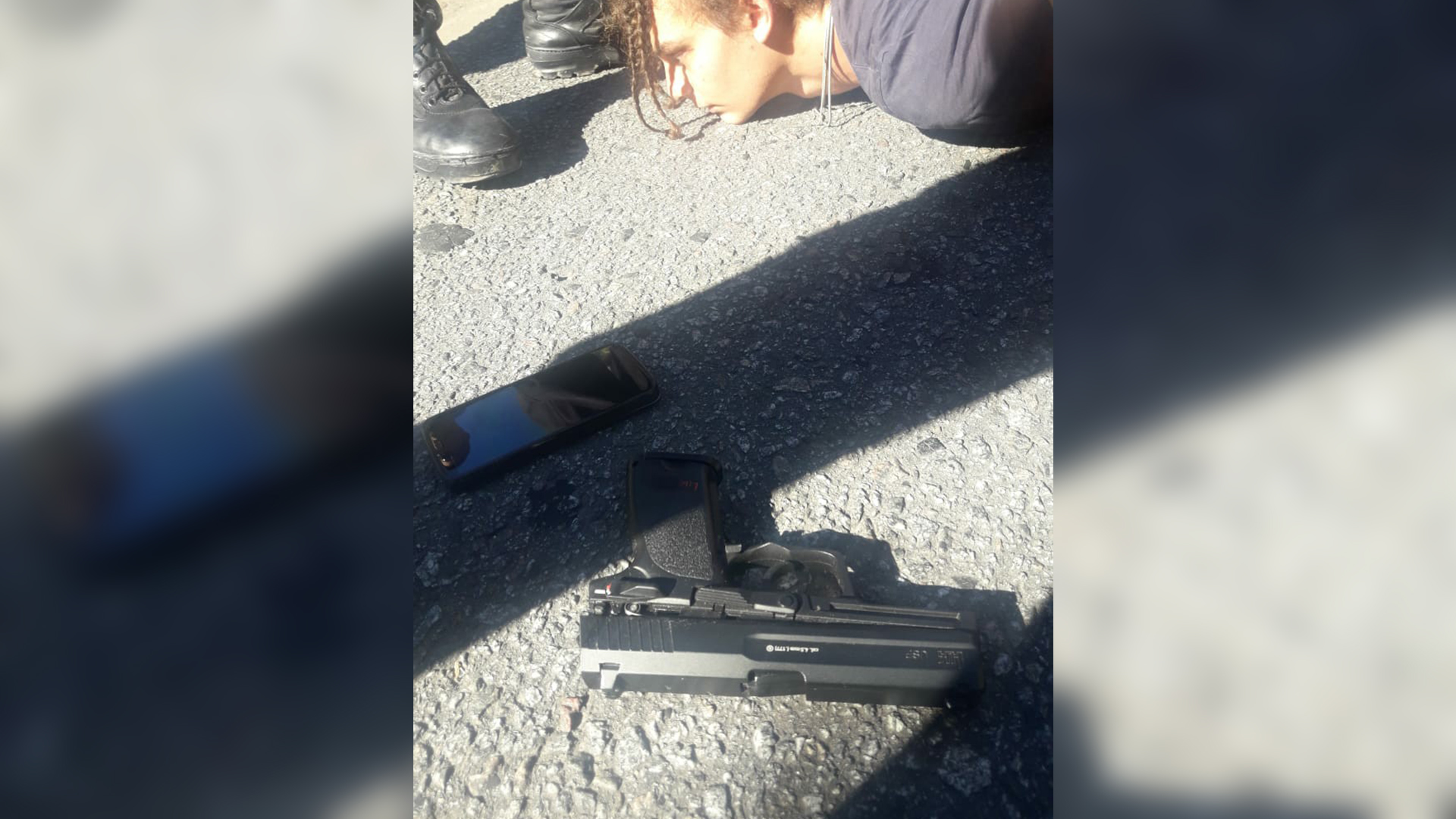 Dante Casermeira, boca abajo en el suelo con la réplica de pistola que se le incautó tras el ataque.