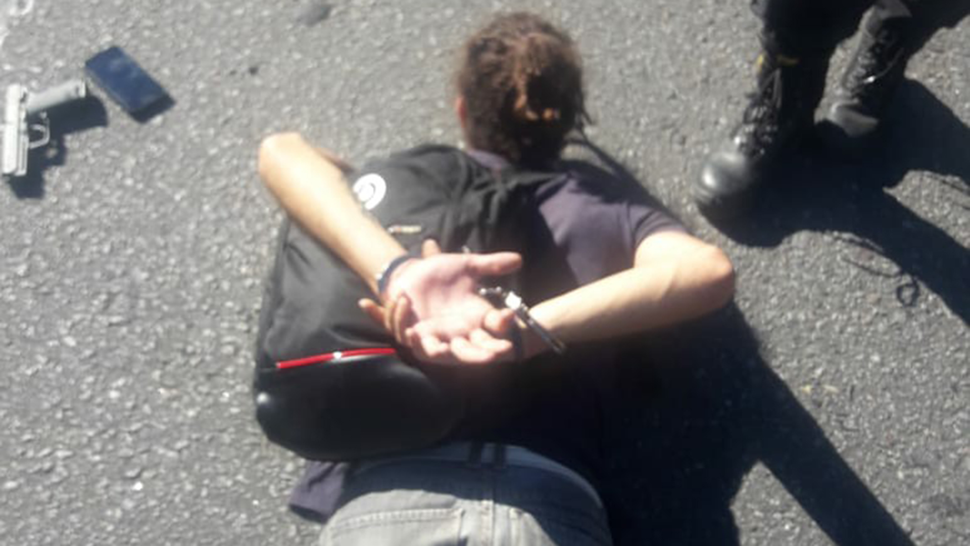 Casermeiro, esposado en el suelo tras ser detenido.