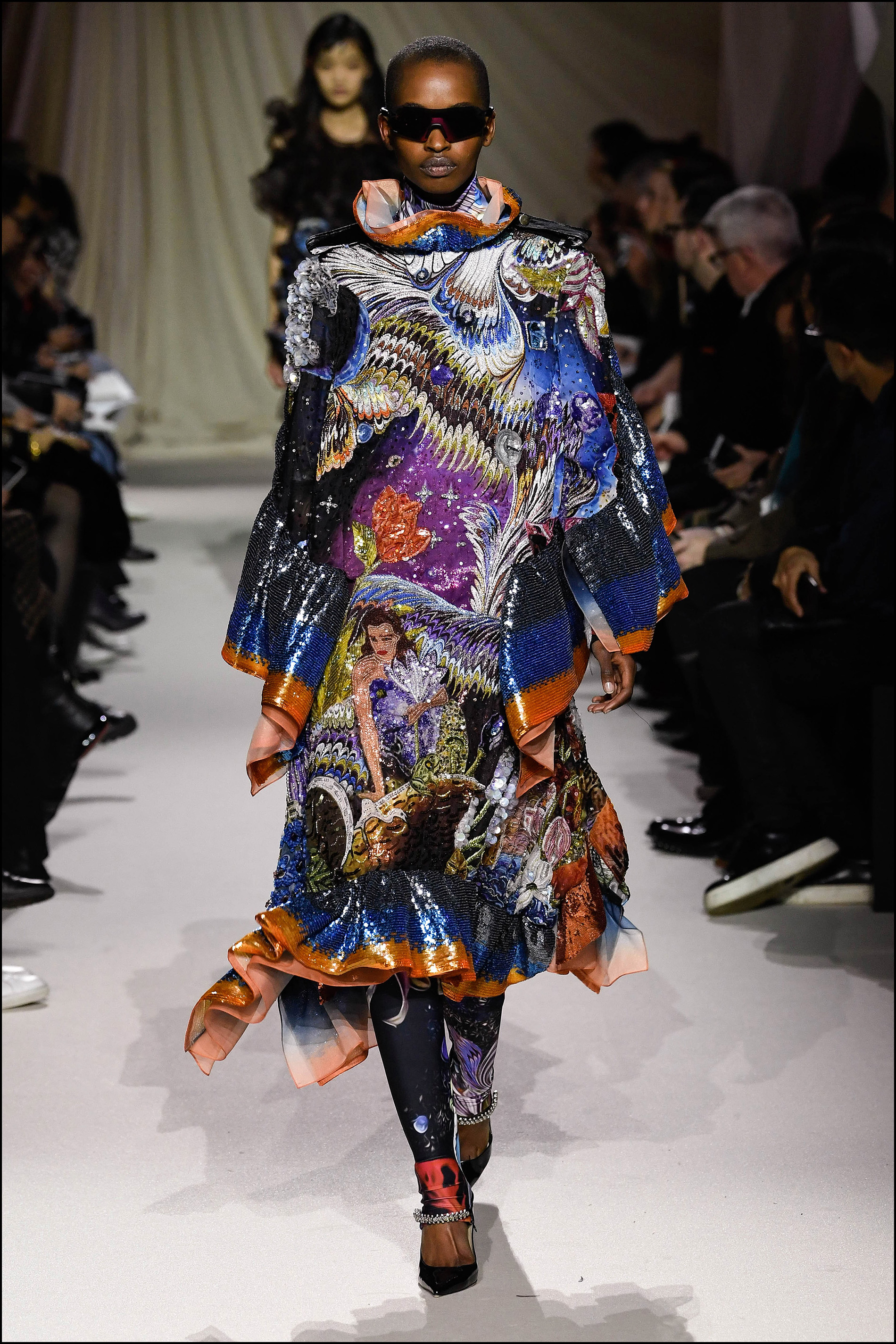 Vestidos con estampados psicodélicos con cuello y volados.