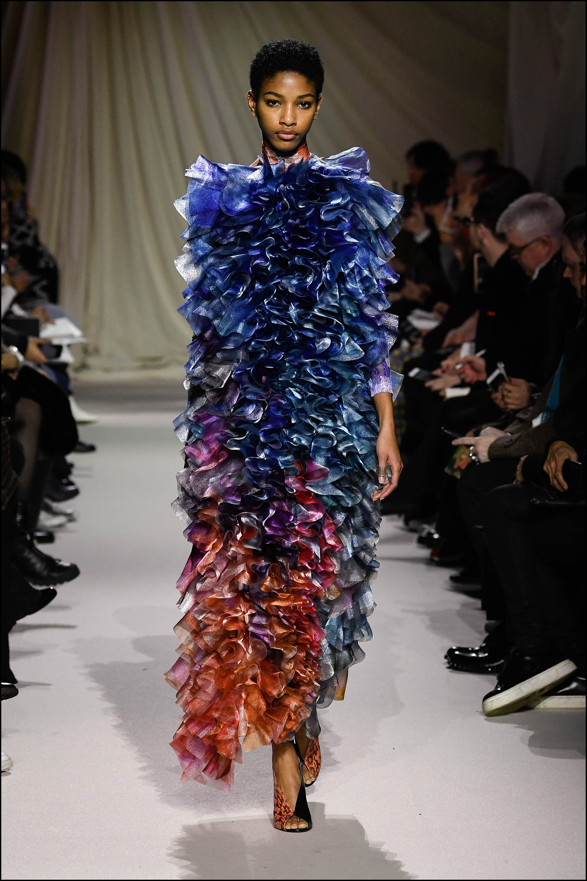Mary Katrantzou invadió la pasarela a puro color, texturas y brillos.