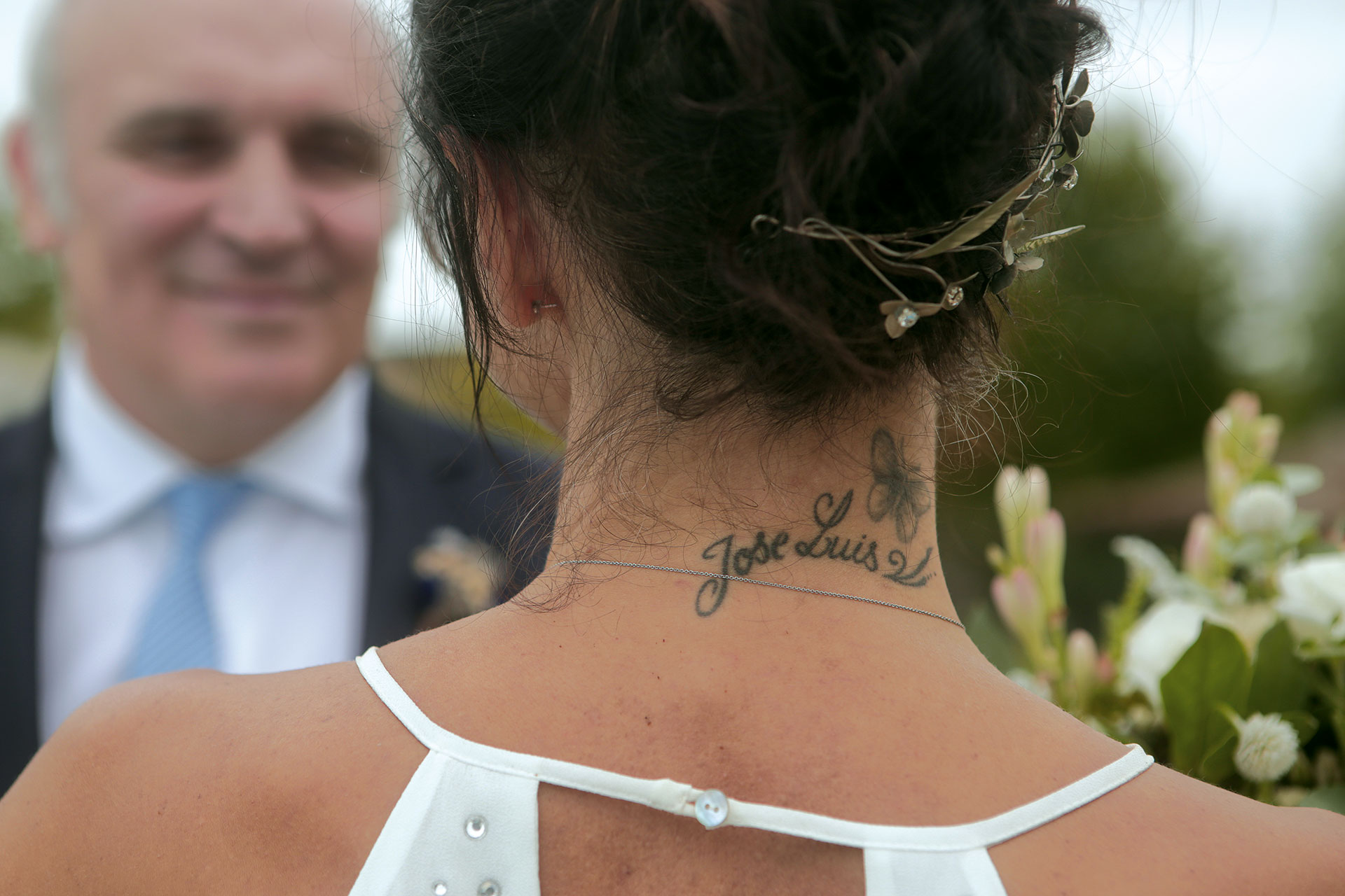 María Mercedes González se tatuó el nombre del economista en la nuca.
