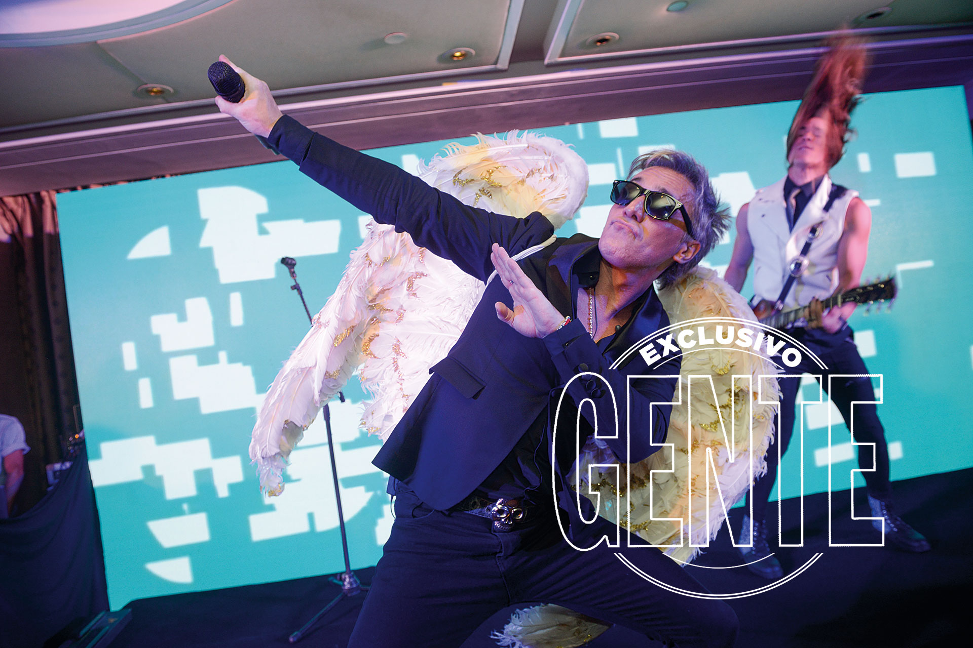 Cae reloaded: “el zoolander el rock” –tal como se autodefine– anuncia nuevo álbum y estreno de reality familiar para este año. Aquí, rockeando con su hijo Fran Elías.