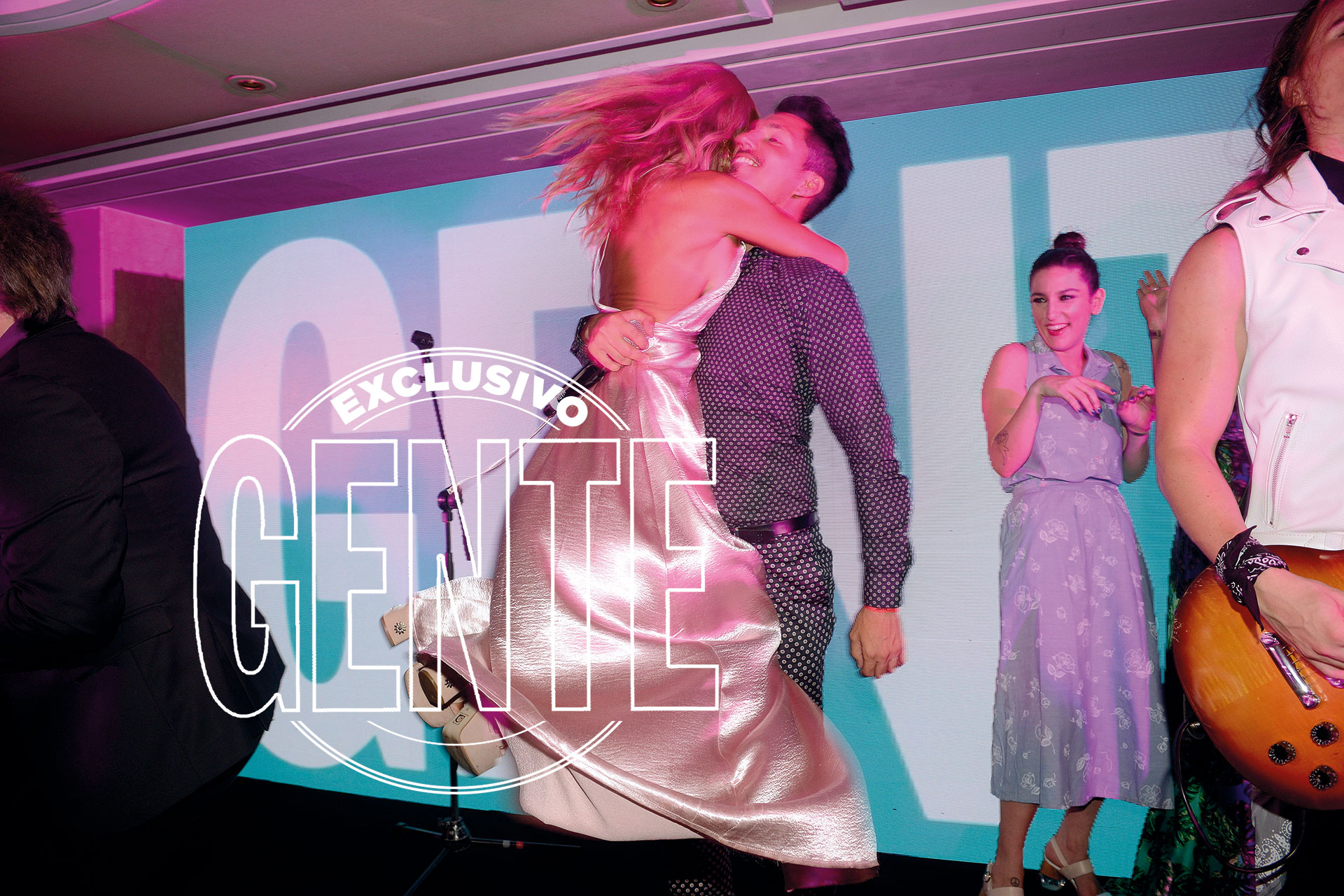 Guido Záffora, el cronista del verano (en el mic de Intrusos, América), fue el animador de la noche. Presentó en vivo el show de Cae, invitó al escenario a Sabrina Rojas e improvisó unos pasos con ella, haciendo gala de sus dotes como bailarín.