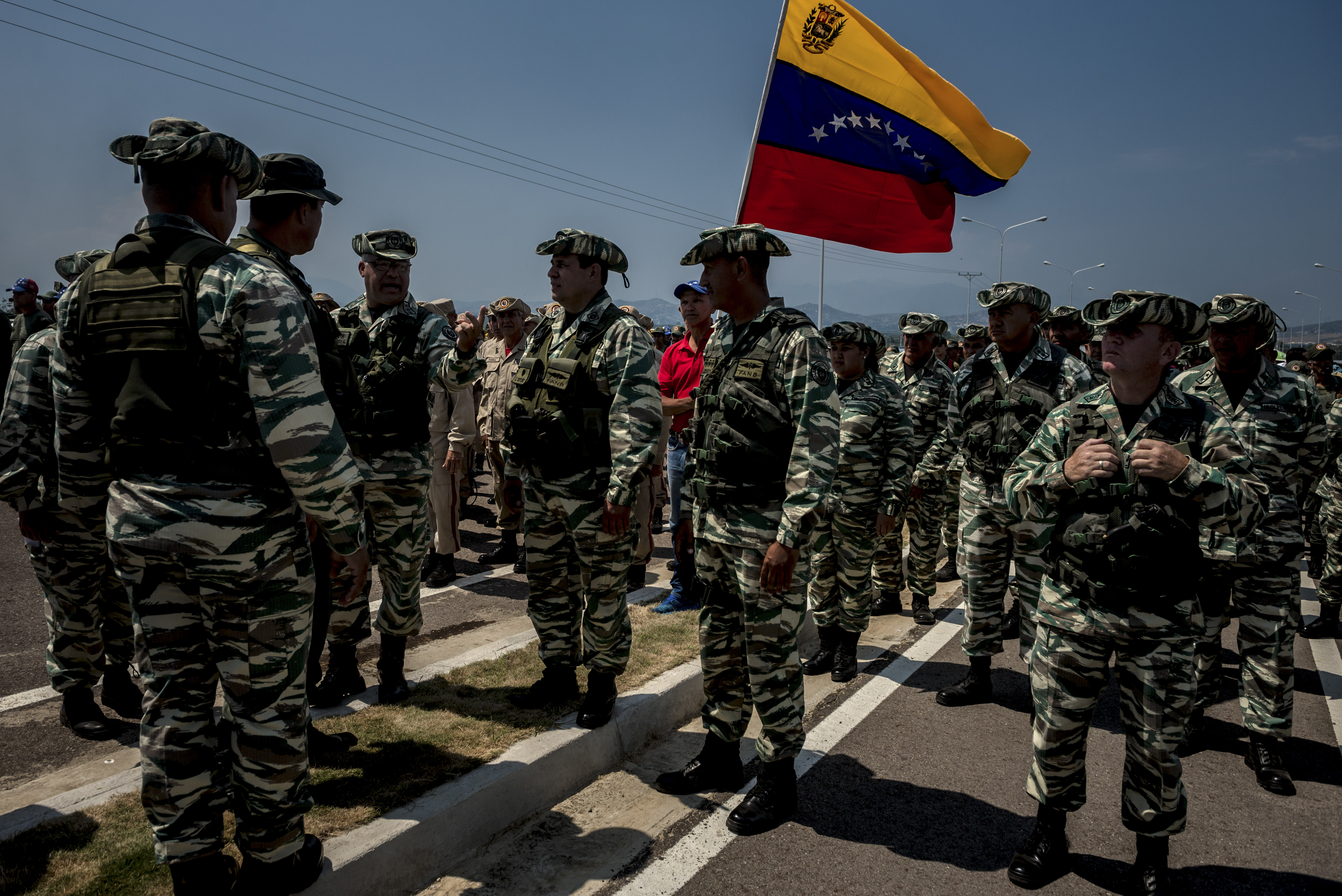 Soldados venezolanos en un puente cerca a la frontera colombiana, cerca a Cúcuta. (Meridith Kohut/The New York Times)