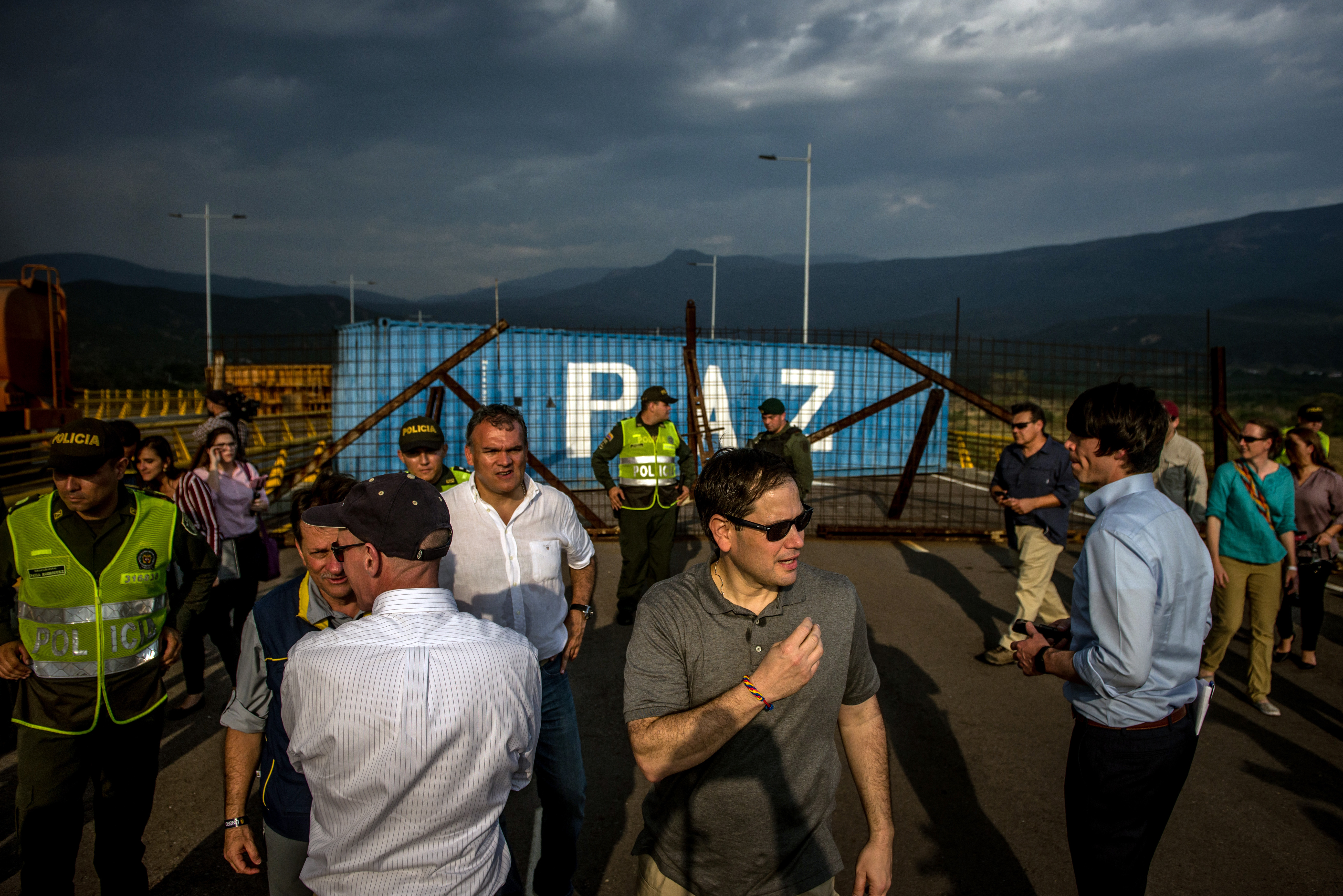 El senador estadounidense Marco Rubio visitó la zona por donde se espera que pase la ayuda humanitaria. (Meridith Kohut/The New York Times)