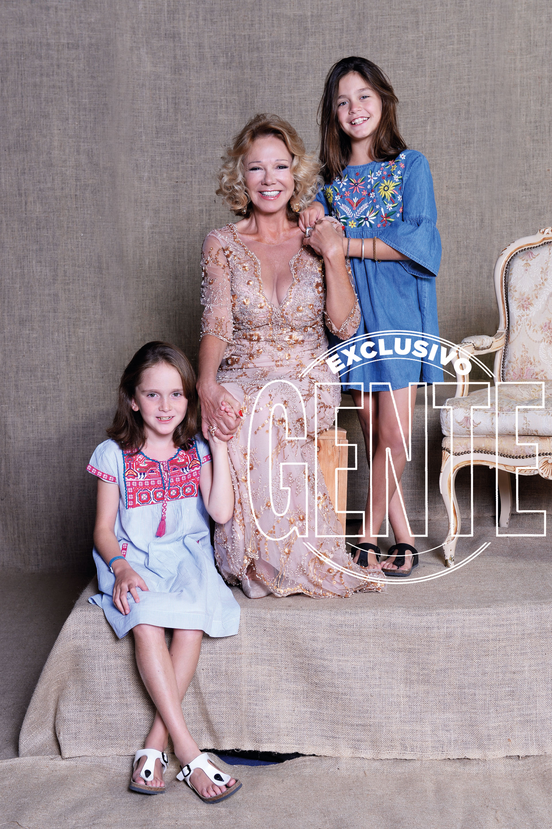 Solita junto a sus nietas, Inés y Clara, quienes jugaron a enseñarle a posar.