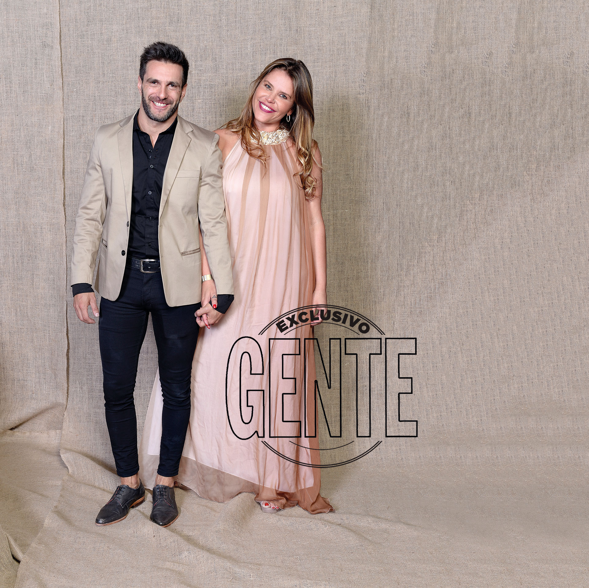 Nazarena Vélez por Inés de Mendiguren. Santiago Cataño por D’ya Vù y zapatos Braford.