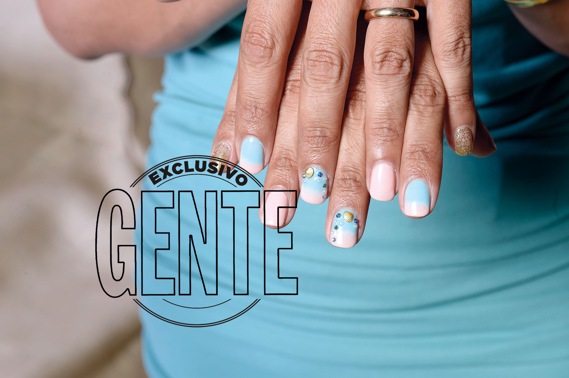 Nail art con strass y conchas marinas, acorde al dress code.