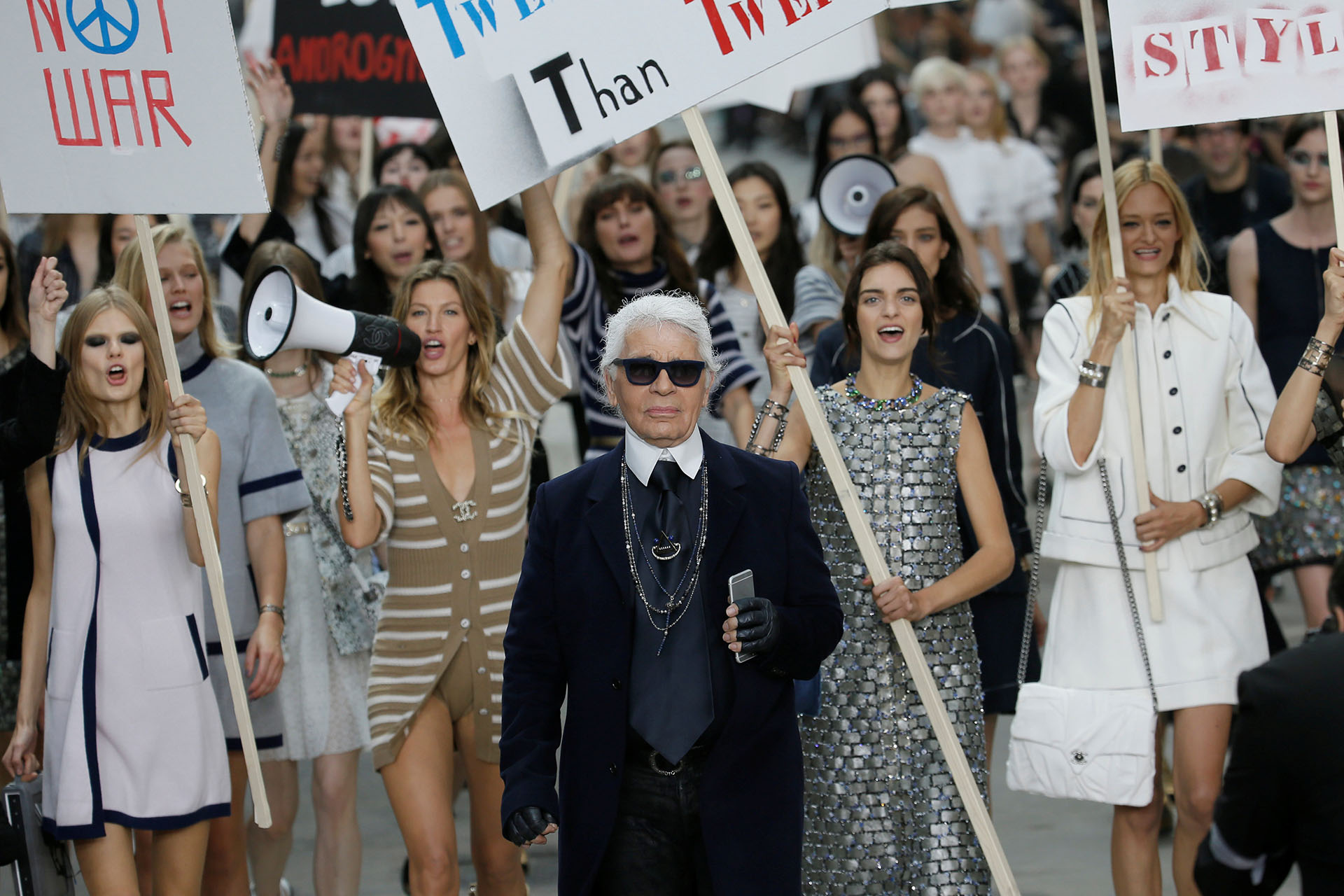 Su pasión por la moda y su ávida curiosidad lo convirtieron en el gran maestro de la moda, un hombre admirado por el mundo como una leyenda