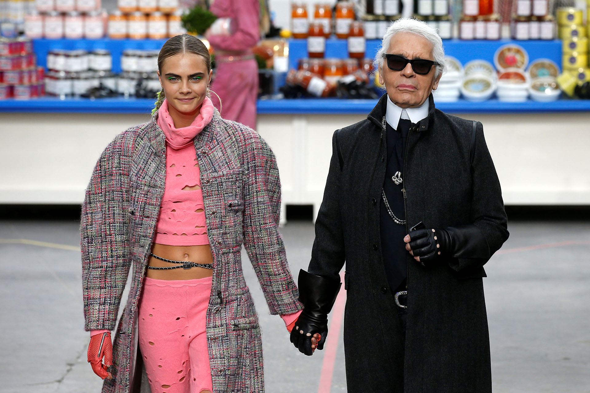 La modelo Cara Delevingne desde el 2013 estaba presente en cada uno de los desfiles de Chanel y además solía ser la encargada de abrir los shows. El mundo de la moda la reconocía como una de las musas contemporáneas del diseñador