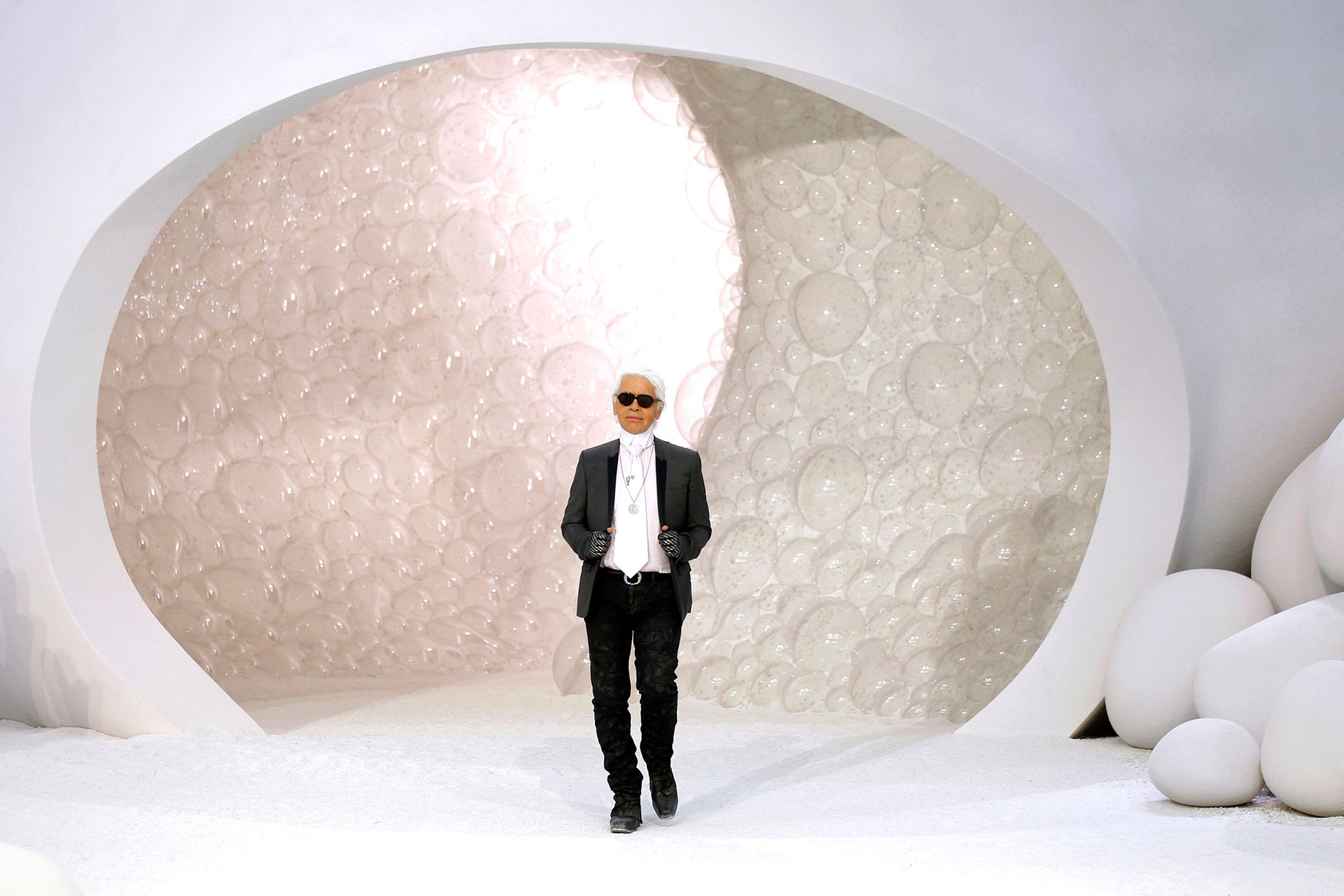Diseñador, fotógrafo y potenciador de la cultura, Lagerfeld se estableció hace tiempo como una de las leyendas de la moda. En época de recambio constante de directores creativos, él seguía más firme que nunca y conquistó a las nuevas generaciones con propuestas modernas arriba de la pasarela