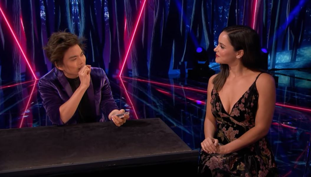Shin Lim en su última demostración en “America’s Got Talent” con la actriz Melissa Fumero