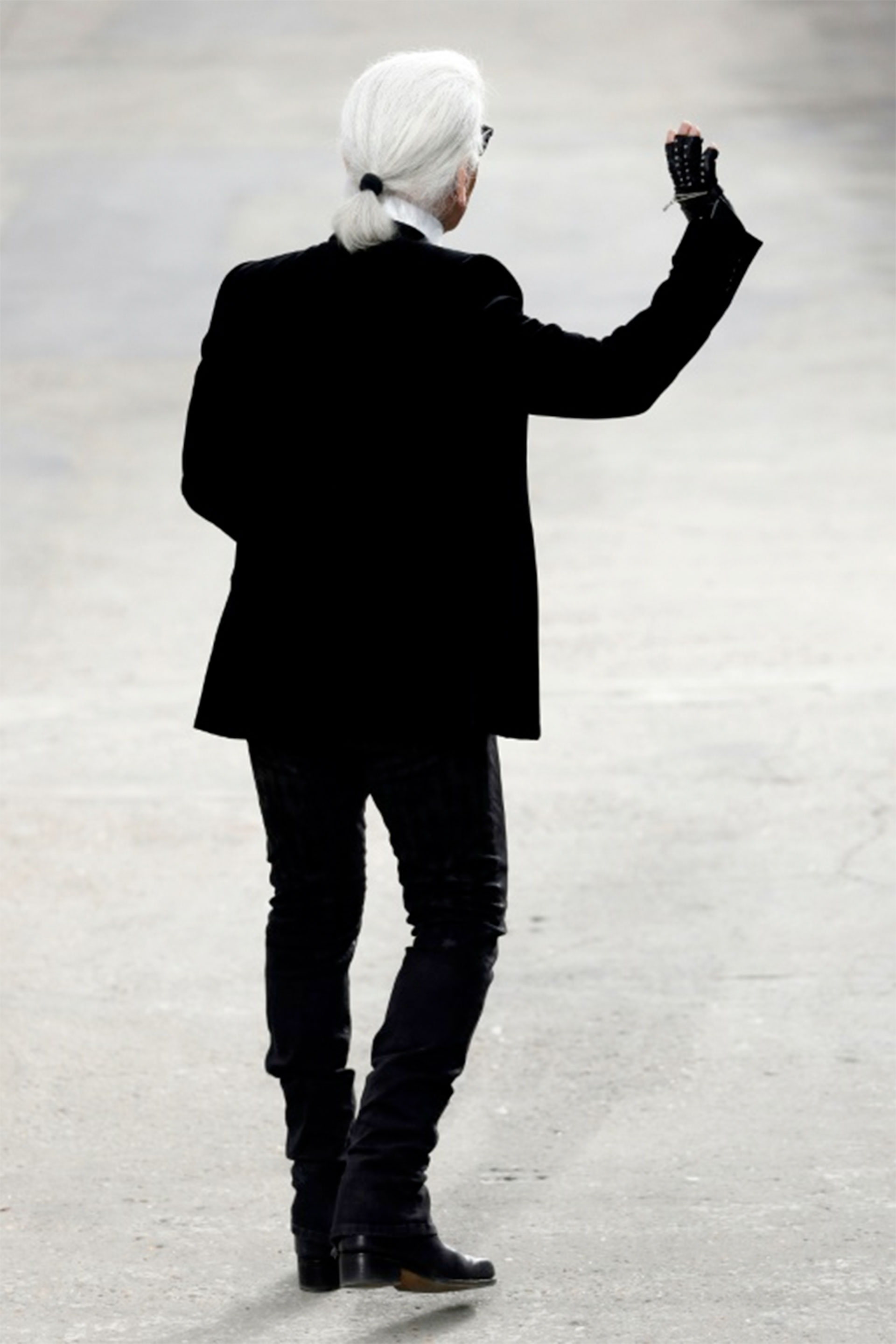 Karl Lagerfeld saluda al público tras un desfile de Chanel de prêt-à-porter primavera/verano 2014, el 1 de octubre de 2013 en París (AFP/Archivos – Patrick KOVARIK)