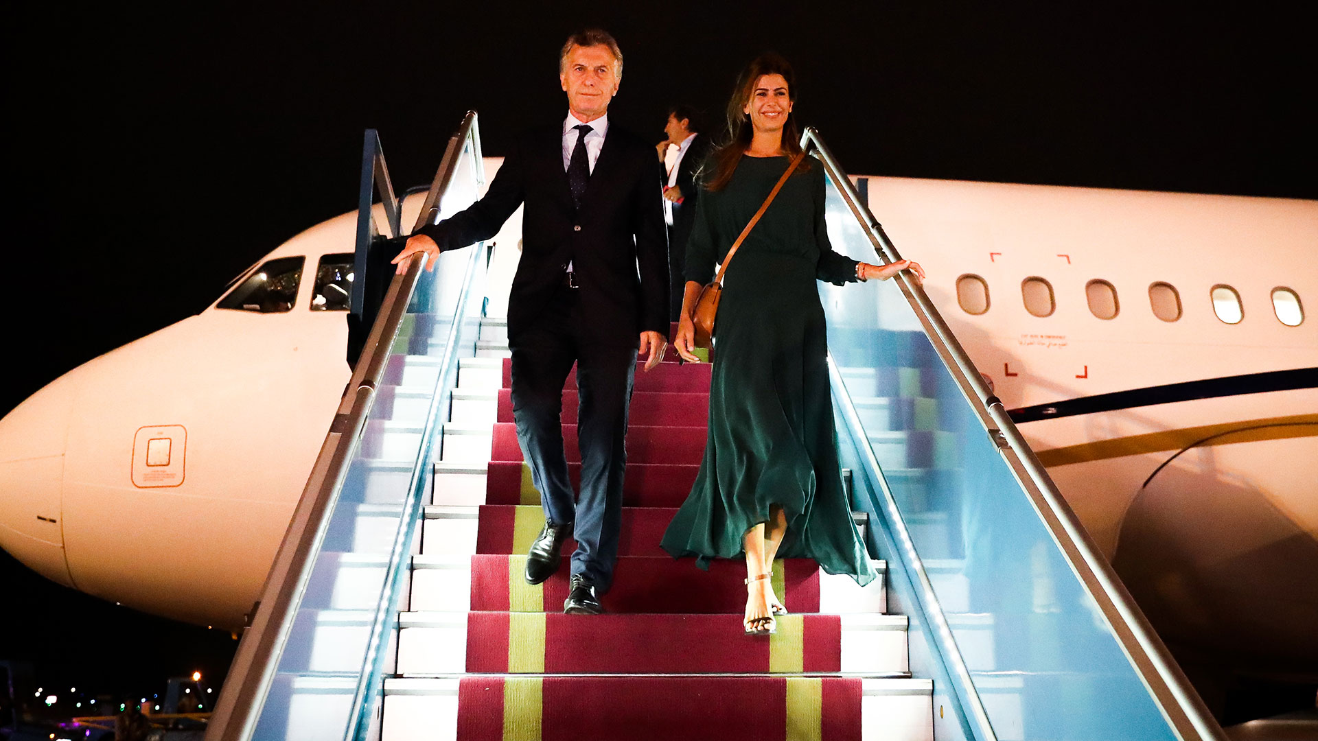 En su llegada a Vietnam, lució un vestido color verde de seda, mangas 3/4 y corte midi