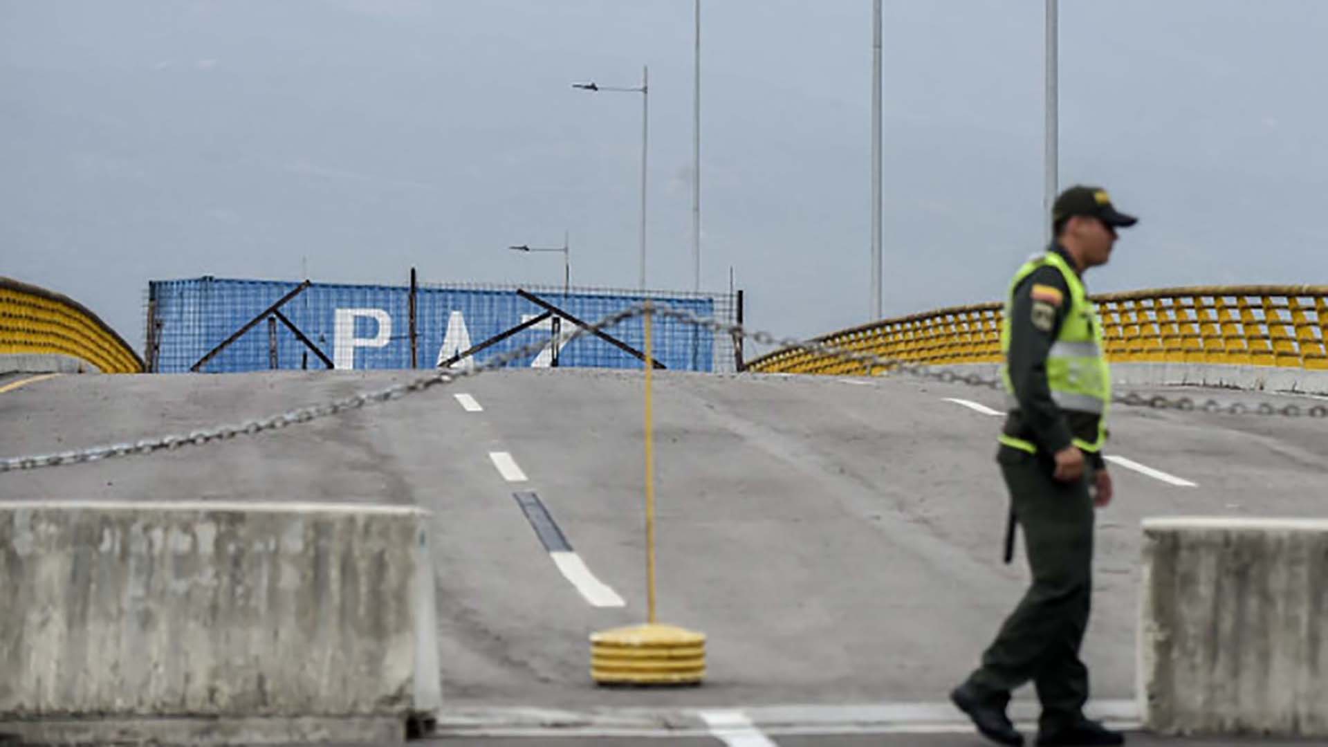 El régimen de Maduro mantiene bloqueado el paso fronterizo con grandes contenedores (Photo by Luis ROBAYO / AFP)