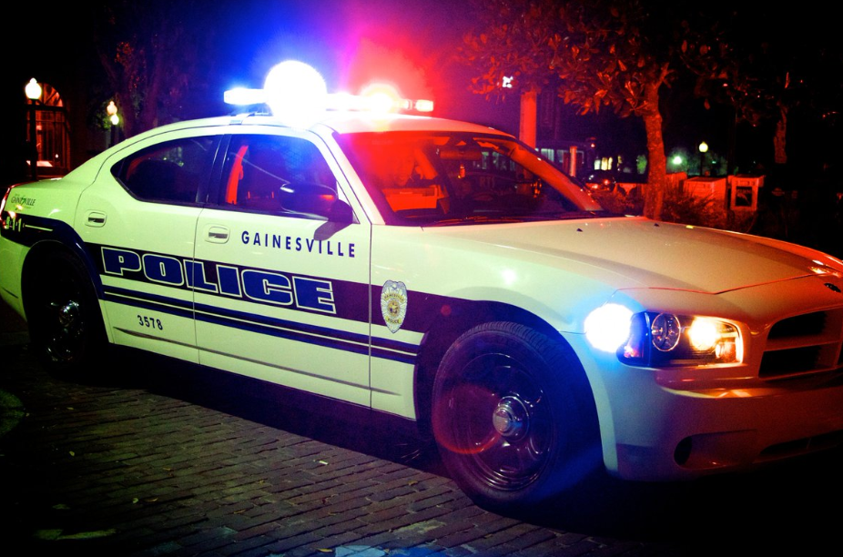 Los oficiales se llevaron a Deal a la cárcel de Alachua (Crédito: @GainesvillePD)