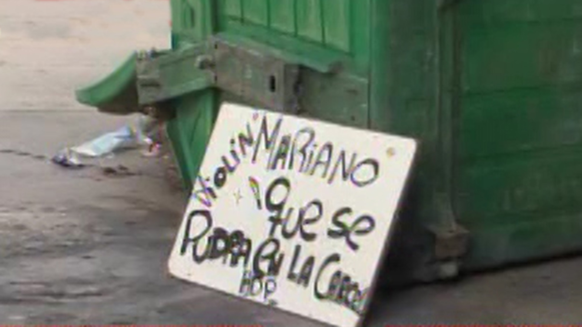 “Violín Mariano que se pudra en la cárcel”, decía uno de los carteles que exhibían los manifestantes