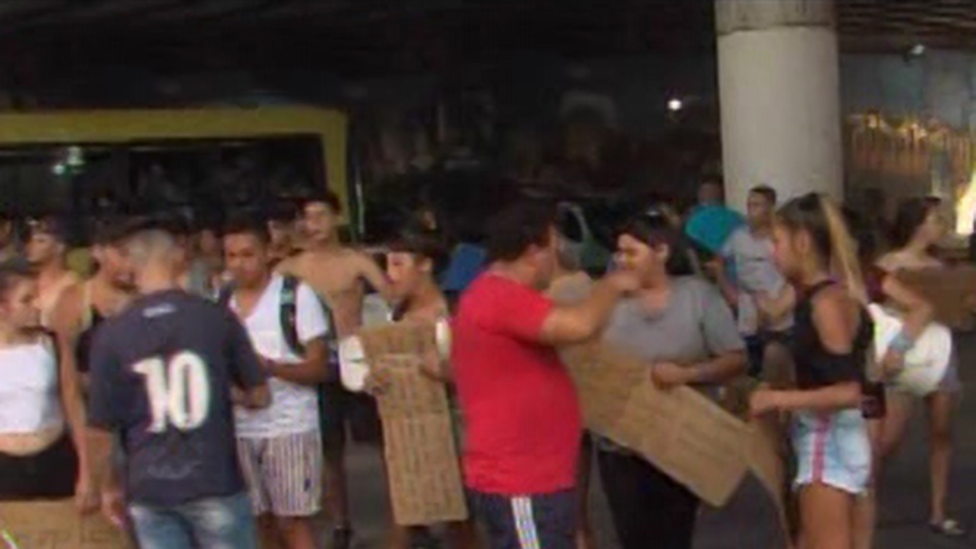 Familiares, amigos y vecinos de la joven abusada sexualmente marcharon hasta la casa del violador