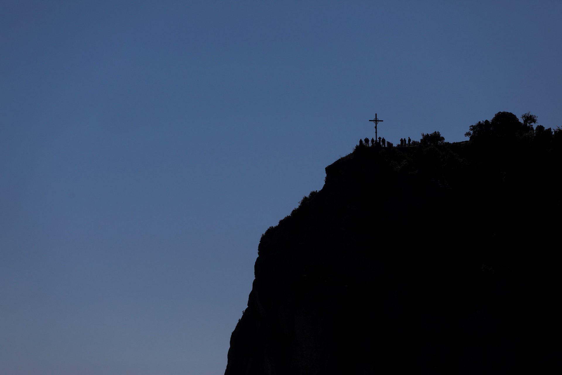La cruz de San Miguel se ve en los alrededores de la abadía de Montserrat.