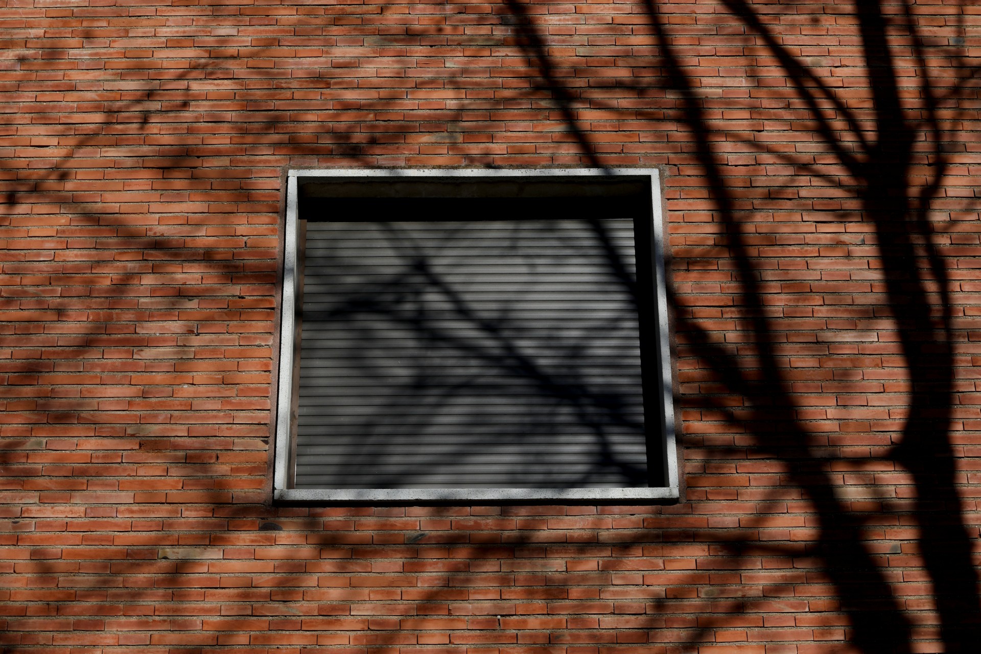 La ventana de una de las salas de la escuela del Padre Trinitario, donde la profesora de filosofía Teresa Conde, de 52 años, dice que fue violada por un sacerdote de 30 años mayor que ella cuando tenía 14 años, se ve en Salamanca, España, el 7 de febrero de 2019.