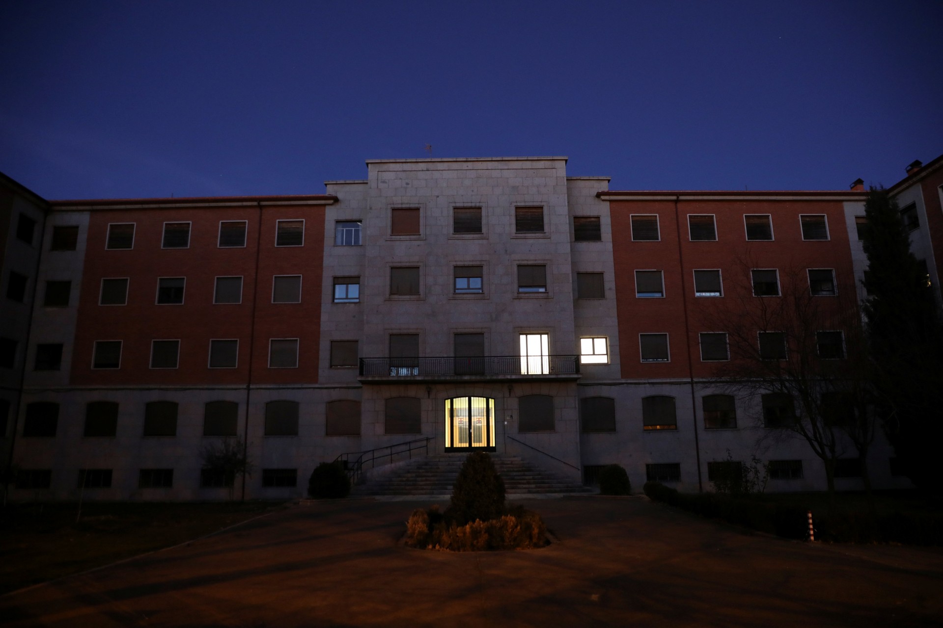 La escuela Padres Trinitarios, donde la profesora de filosofía Teresa Conde, de 52 años, dice que fue violada por un sacerdote de 30 años mayor que ella cuando tenía 14 años. Ella dice que solo comenzó realmente a vivir cuando el sacerdote murió hace tres años. El padre Daniel García, un destacado clérigo de la zona donde Conde iba a la escuela.