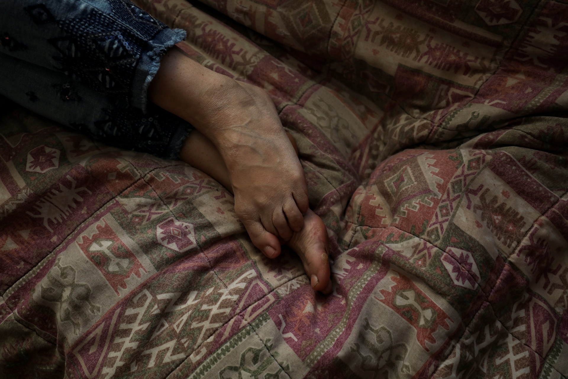 La profesora de filosofía Teresa Conde, de 52 años, posa en su sofá, donde duerme.