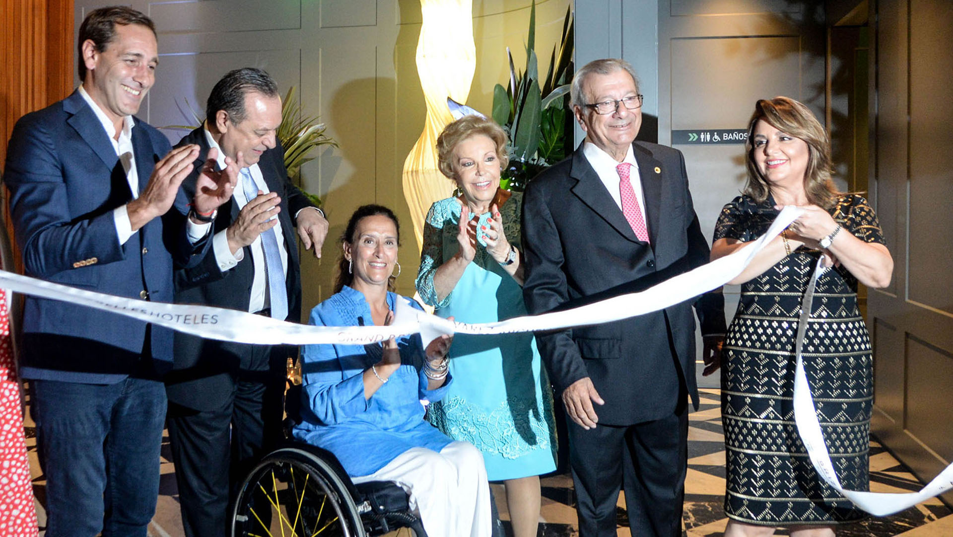 Julio Garro, intendente de La Plata; Gustavo Santos, ministro de Turismo de la Nación; Gabriela Michetti; Carmen Cheda de Álvarez Argüelles, una de las fundadoras del hotel Costa Galana de Mar del Plata, desde donde Mirtha transmite sus programas de verano; Tomás Campenni, presidente de la Caja de Previsión y Seguro Médico de la Provincia de Buenos Aires; y Claudia Álvarez Argüelles, CEO de la cadena de hoteles Álvarez Argüelles