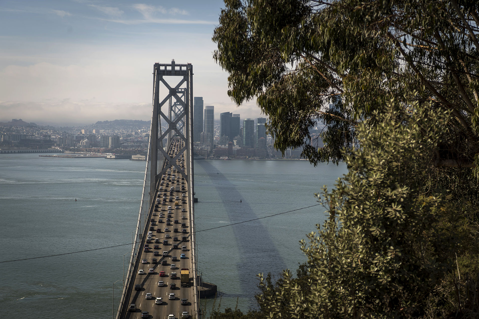 Si bien es cierto que la forma más corta de ir de Los Ángeles a San Francisco es tomando la I-5 (Interestatal 5), merece la pena dedicarle un tiempo a conducir por la ruta de la costa de California, una carretera emblemática que no te dejará indiferente (David Paul Morris/Bloomberg)