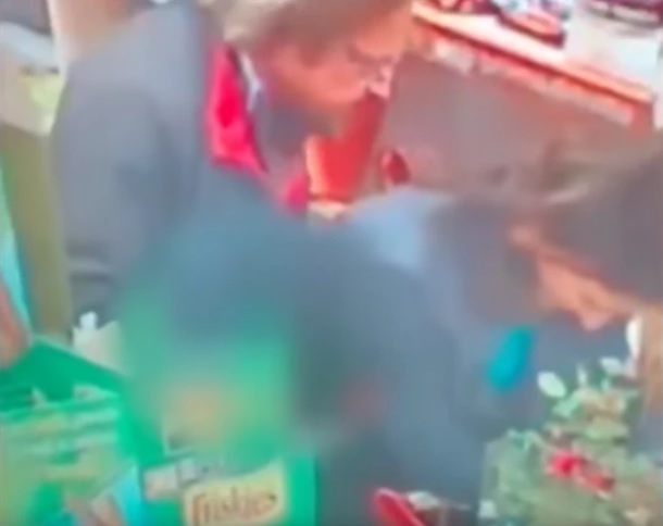 La pareja nunca pensó que había cámaras (Captura de pantalla LiveLeak)