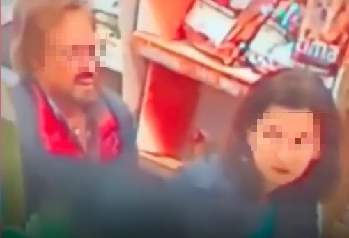 La mujer se recargó en el carrito de compras mientras el hombre se colocó detrás de ella (Foto: LiveLeak)