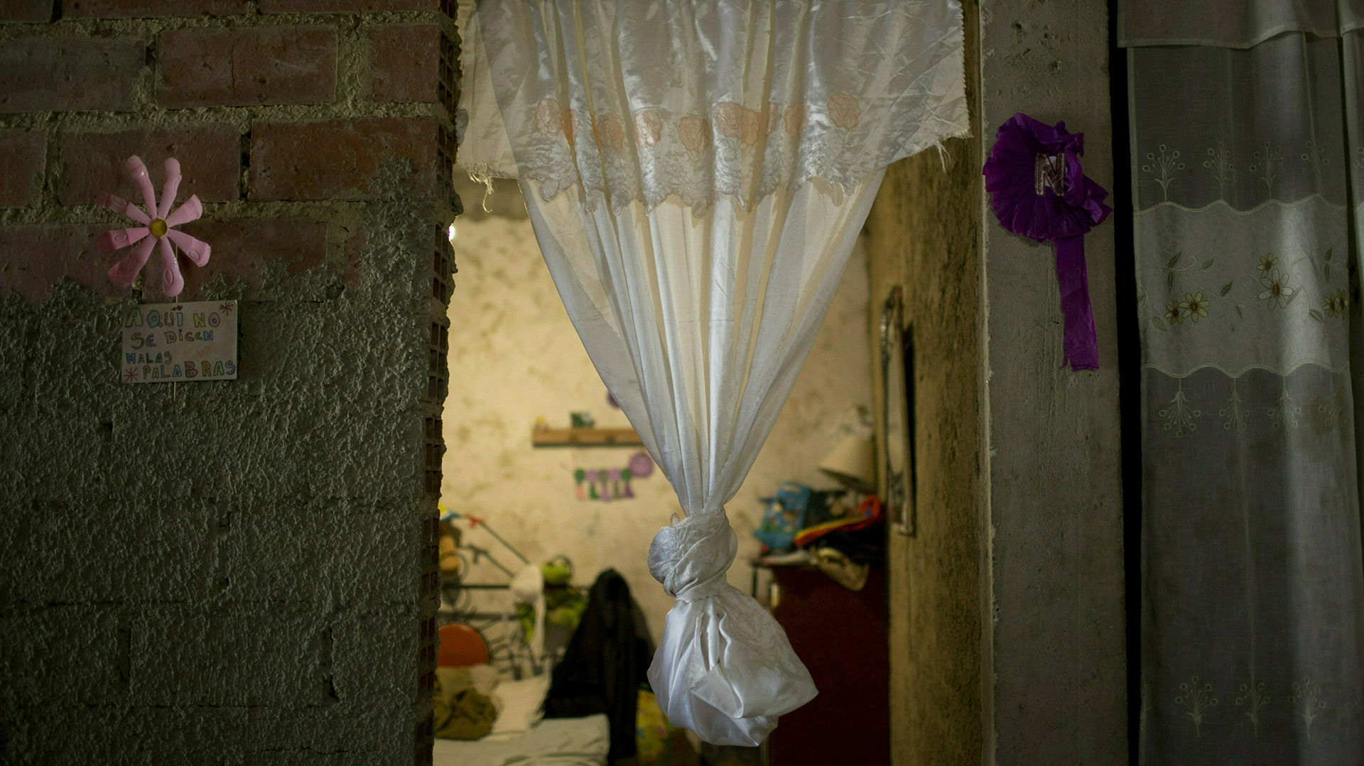 Una cortina cuelga en la puerta del que era el cuarto de Jhonny Godoy en el barrio humilde de La Vega, en Caracas (AP /Ariana Cubillos)