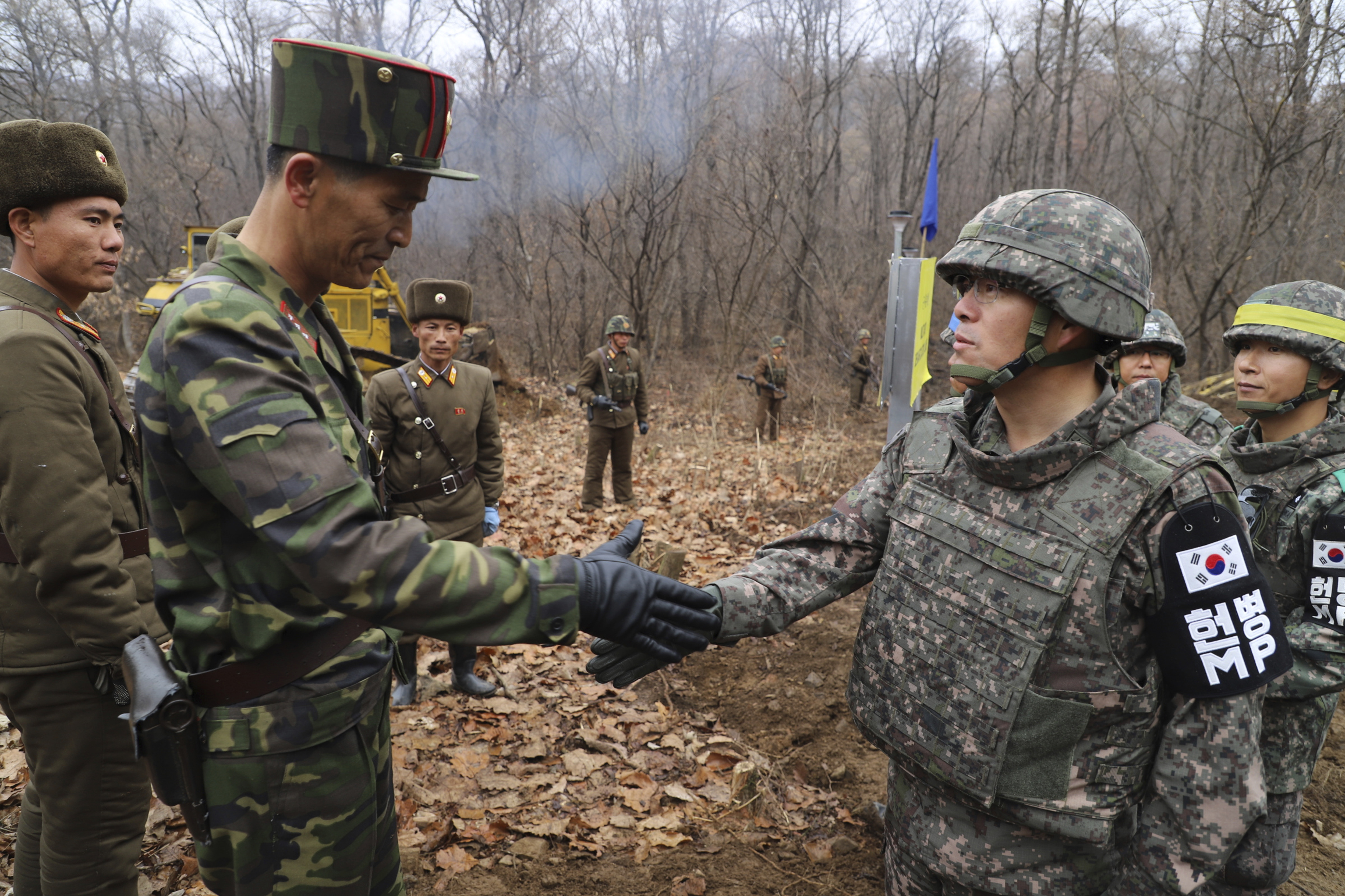 Tropas de Corea del Norte y Corea del Sur se encuentran en un punto de la zona desmilitarizada en la frontera entre ambos países, que se mantiene como foco de tensiones desde 1953 (AP)