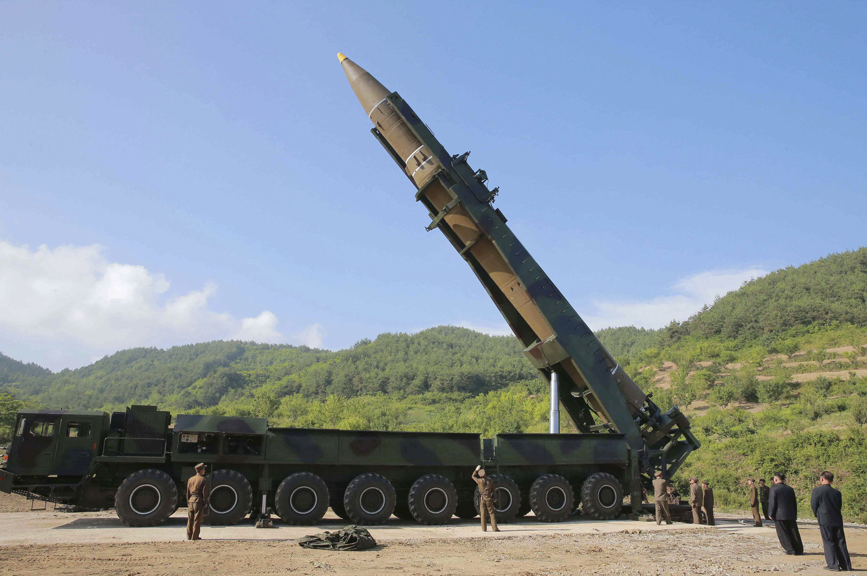 Kim Jong-un observa un Hwasong-14, misil balístico intercontinental con capacidad nuclear, en una foto propagandística de 2017 (KCNA/AP)