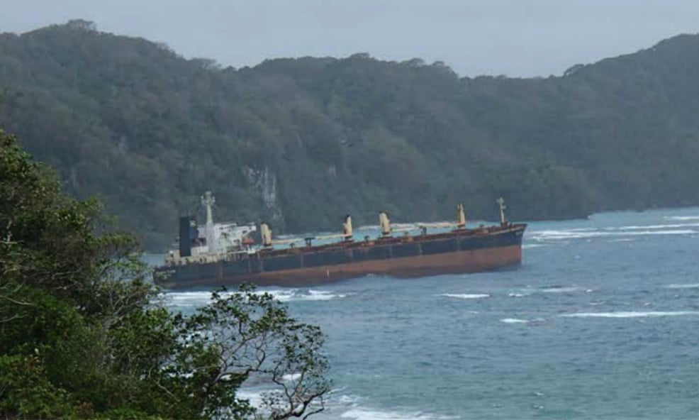 El olor del derrame de combustible se percibe a casi un kilómetro de distancia, informó The Guardian