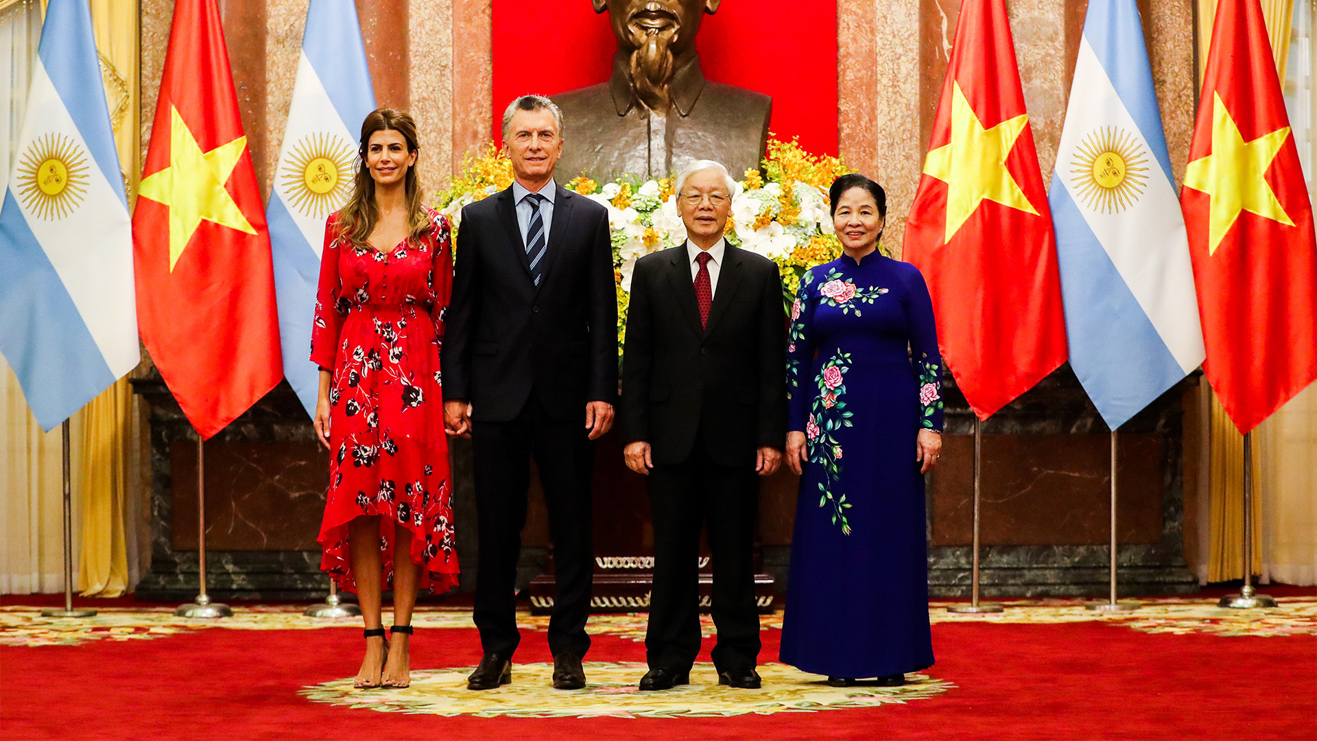 Con vestido rojo de corte irregular Awada y Macri visitaron el Palacio Presidencial (Télam)